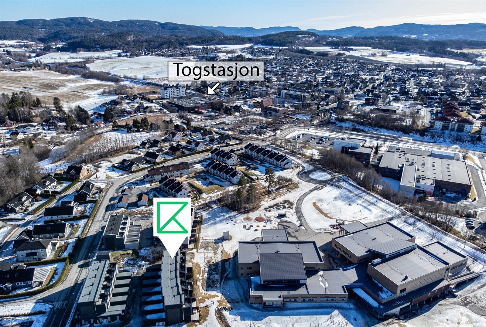 Fra huset er det kort vei til togstasjon med hyppige avganger retning Asker/Oslo. Rett i nærheten finner du også dagligvarebutikker med mer Galleribilde