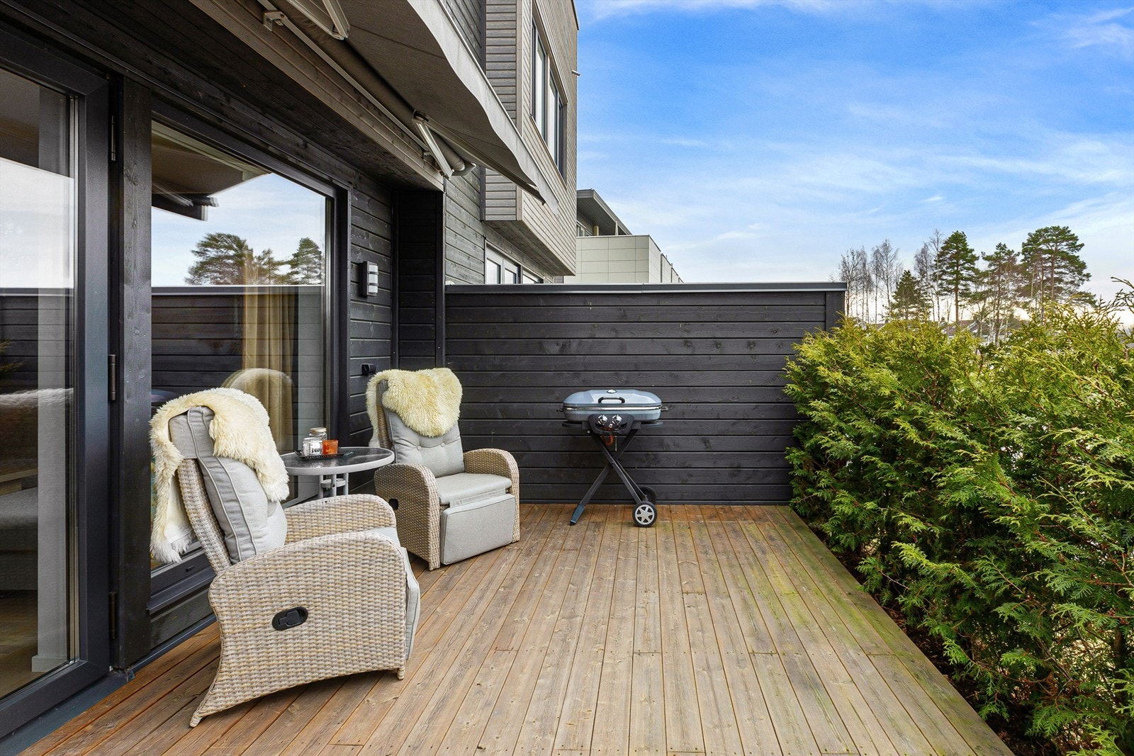 Terrassen er av god størrelse og har plass til utemøbler og grill Galleribilde