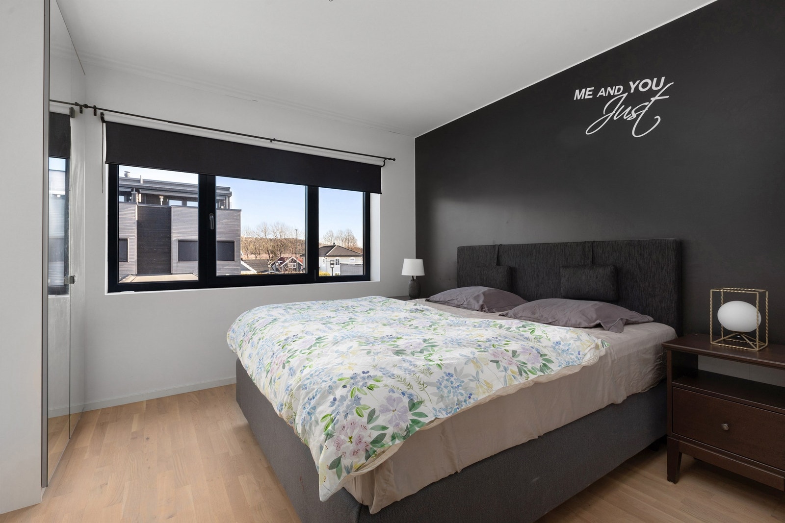 Hovedsoverom i 2.etg med plass til dobbeltseng, nattbord og garderobeløsning Galleribilde