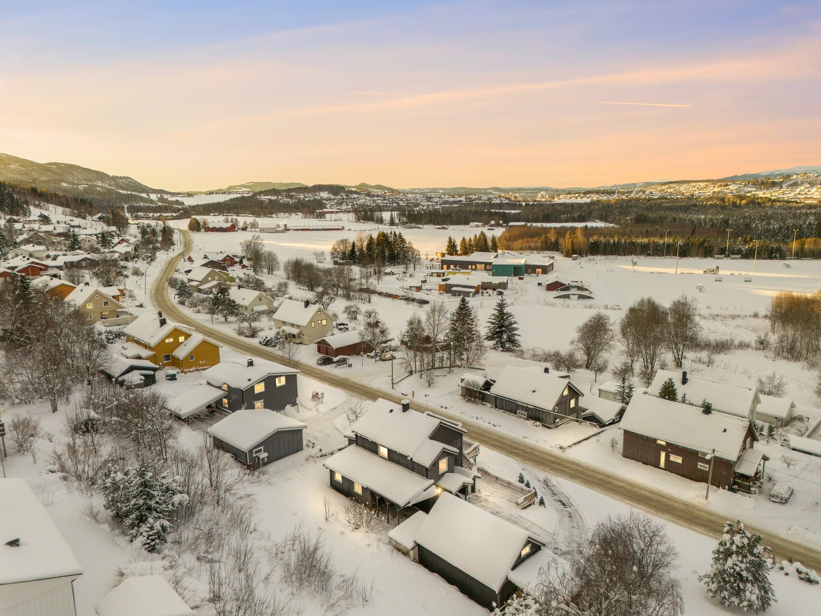Asfaltert gårdsplass. Romslig garasje på 67 kvm, samt to carporter. Galleribilde