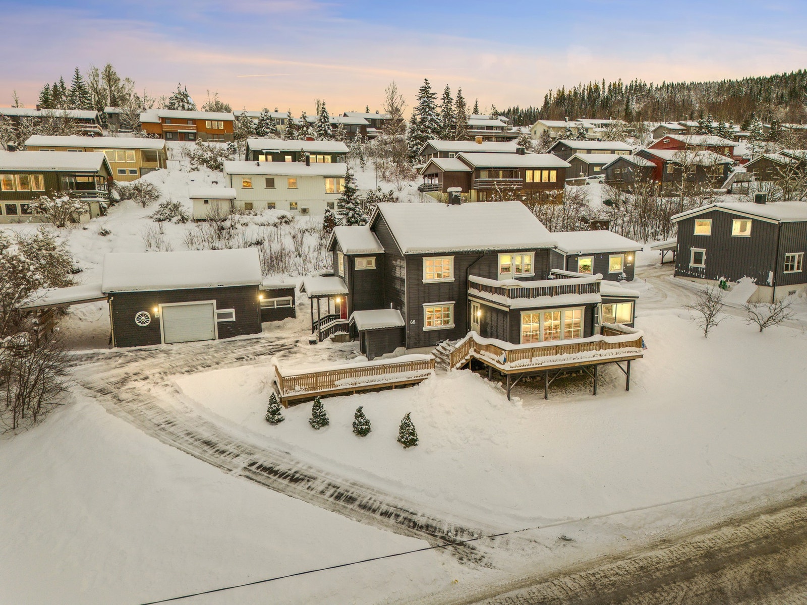 Velkommen til Helgesvegen 68, presentert av EiendomsMegler 1 v/ Jim Håkon Karlsen. Foto: ELW Media (Espen Wåde) Galleribilde