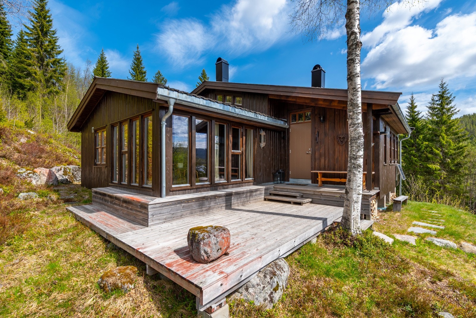 Stilig hytte med masse vindusflater. Galleribilde