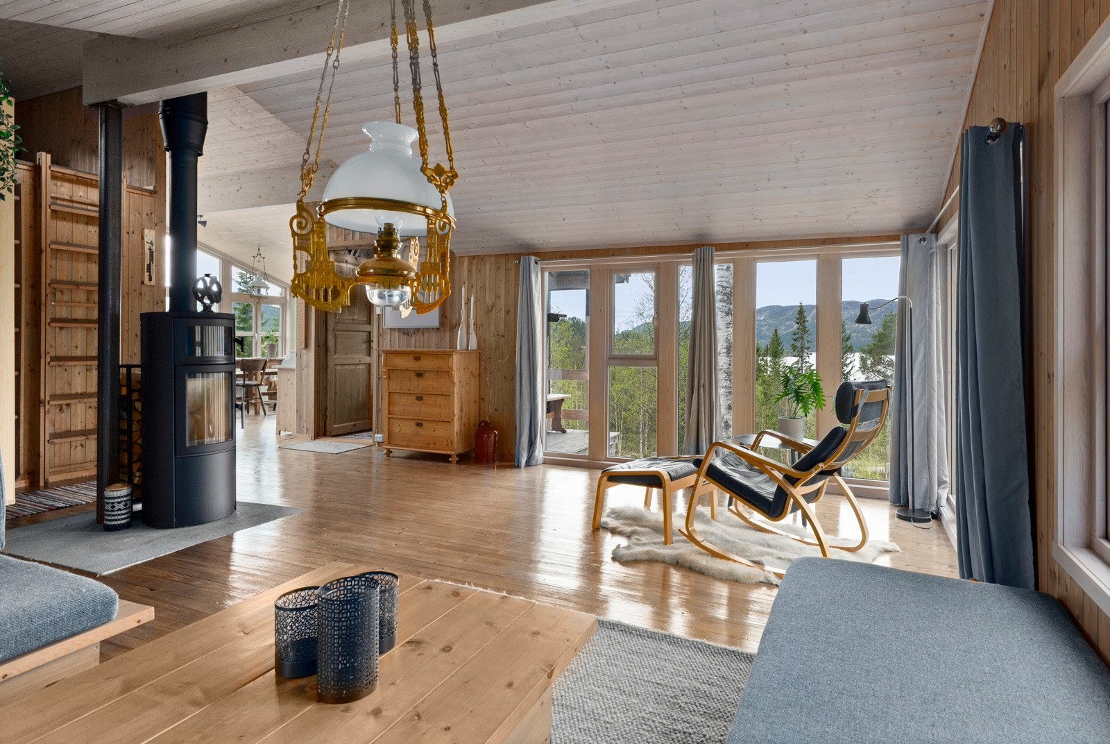 Den gode takhøyden kombinert med alle vindusflatene gir virkelig en god følelse i hytta. Galleribilde