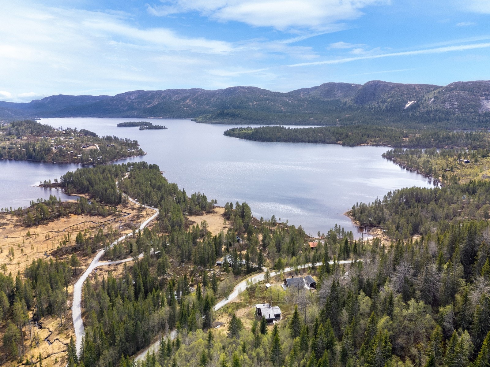 Området byr på skiturer, fjellturer og flere fiskemuligheter. Galleribilde