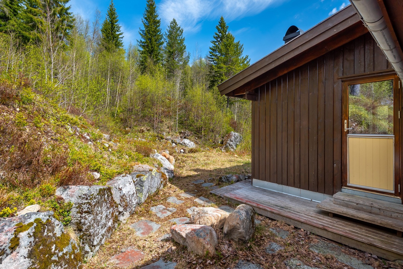 Tomta byr på flere muligheter til hyggelige sitteplasser. Galleribilde