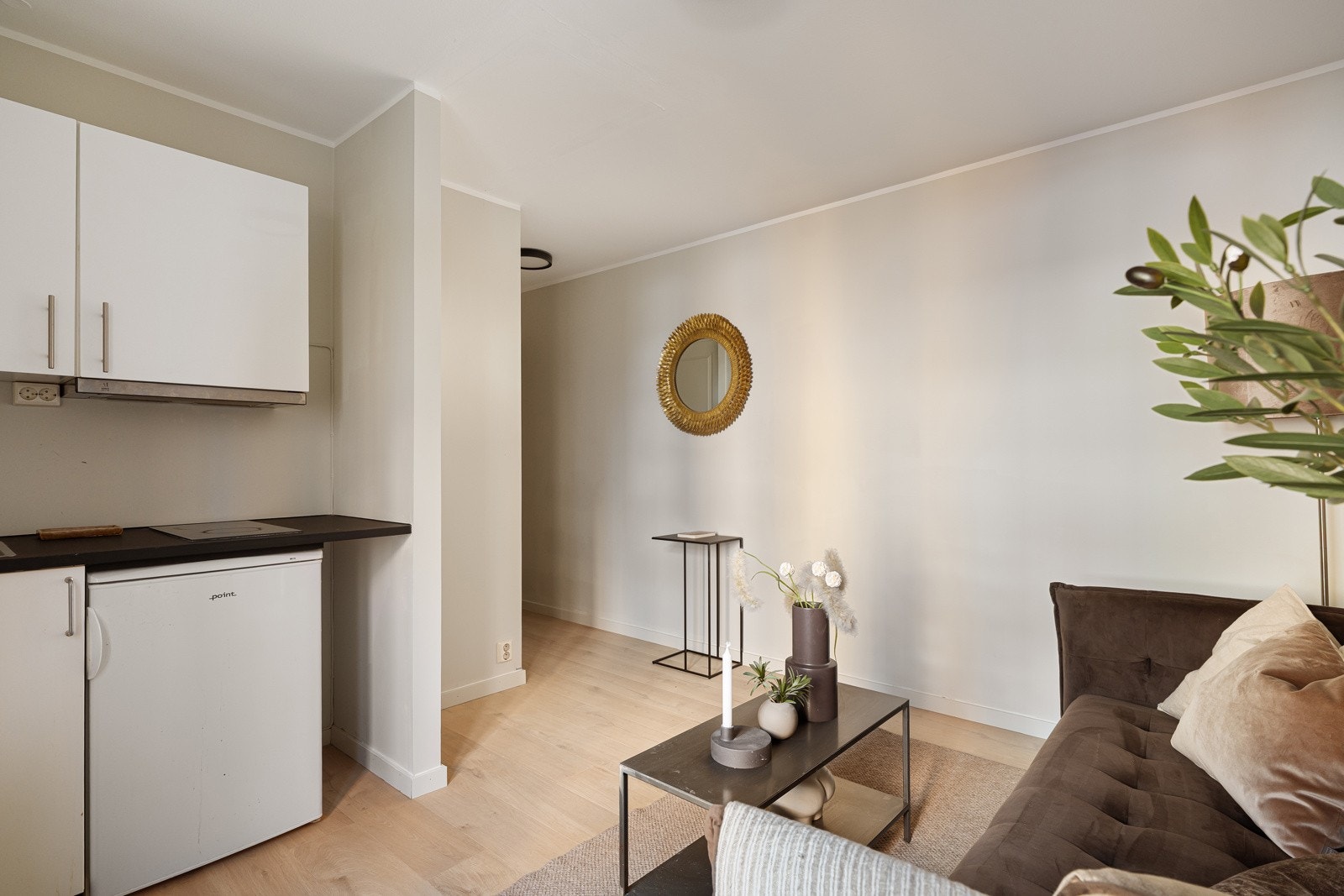 Det er plass til sofagruppe med tilhørende møblement. Galleribilde