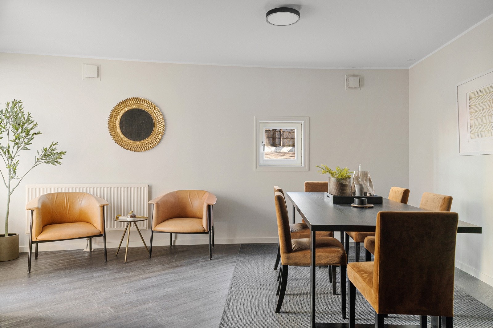 Flott allrom med stor spisegruppe og utgang til felles balkong. Galleribilde