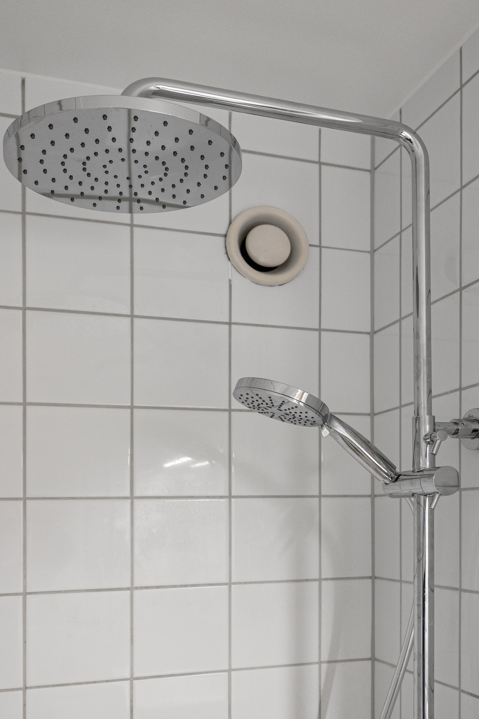 Påkostede detaljer på bad/wc med blant annet stor regnfallsdusj med tilhørnede hånddusj. Galleribilde