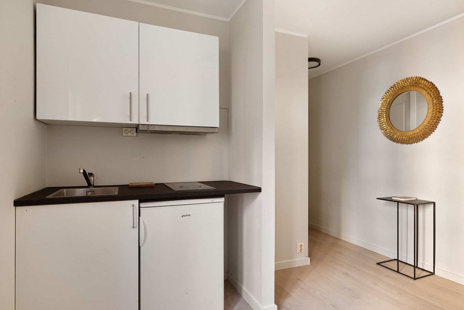 Kjøkkenmodul med koketopp og kjøleskap. Galleribilde