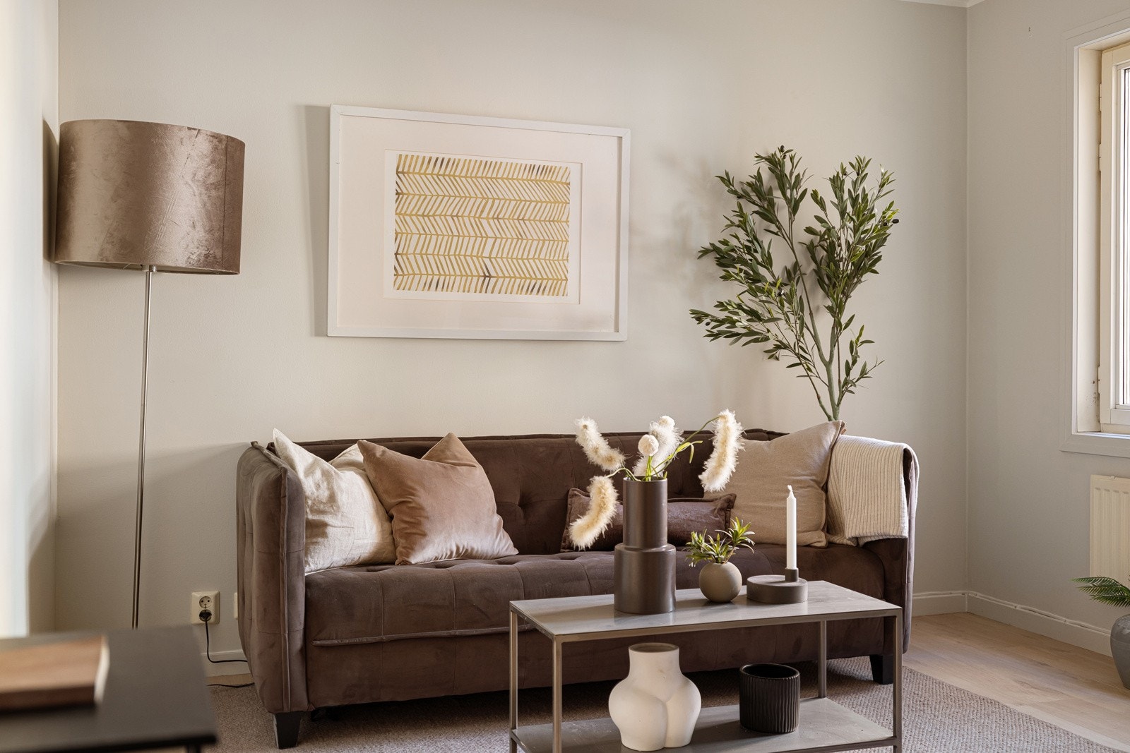 Svært lave felleskostnader som inkluderer oppvarming fra fjernvarme, varmtvann og TV/internett. Galleribilde