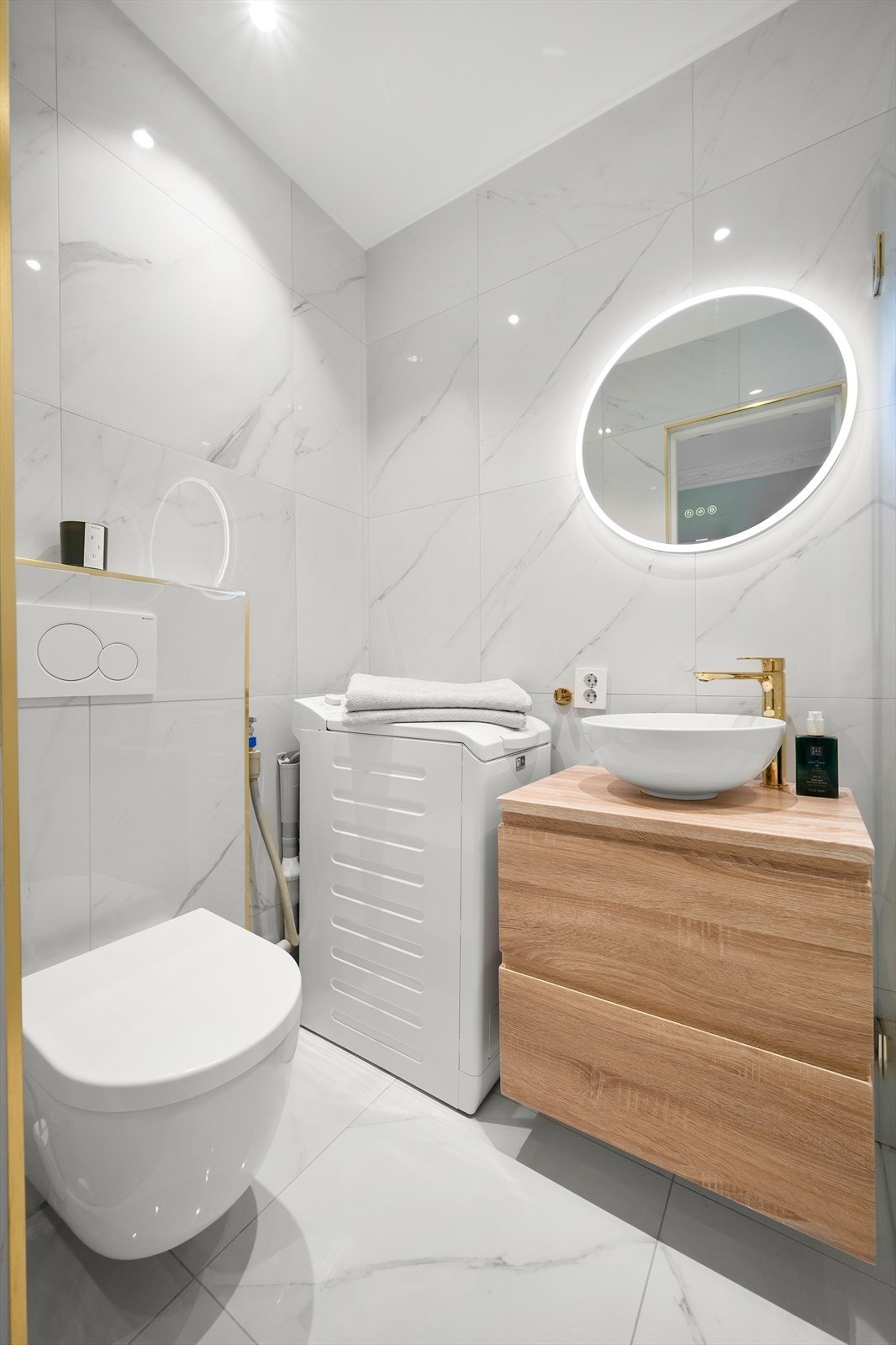 Innredningen består av dusjhjørne med glassdør og regnfallsarmatur, servantinnredning med ovenpåliggende servant og vegghengt speil og toalett. Galleribilde