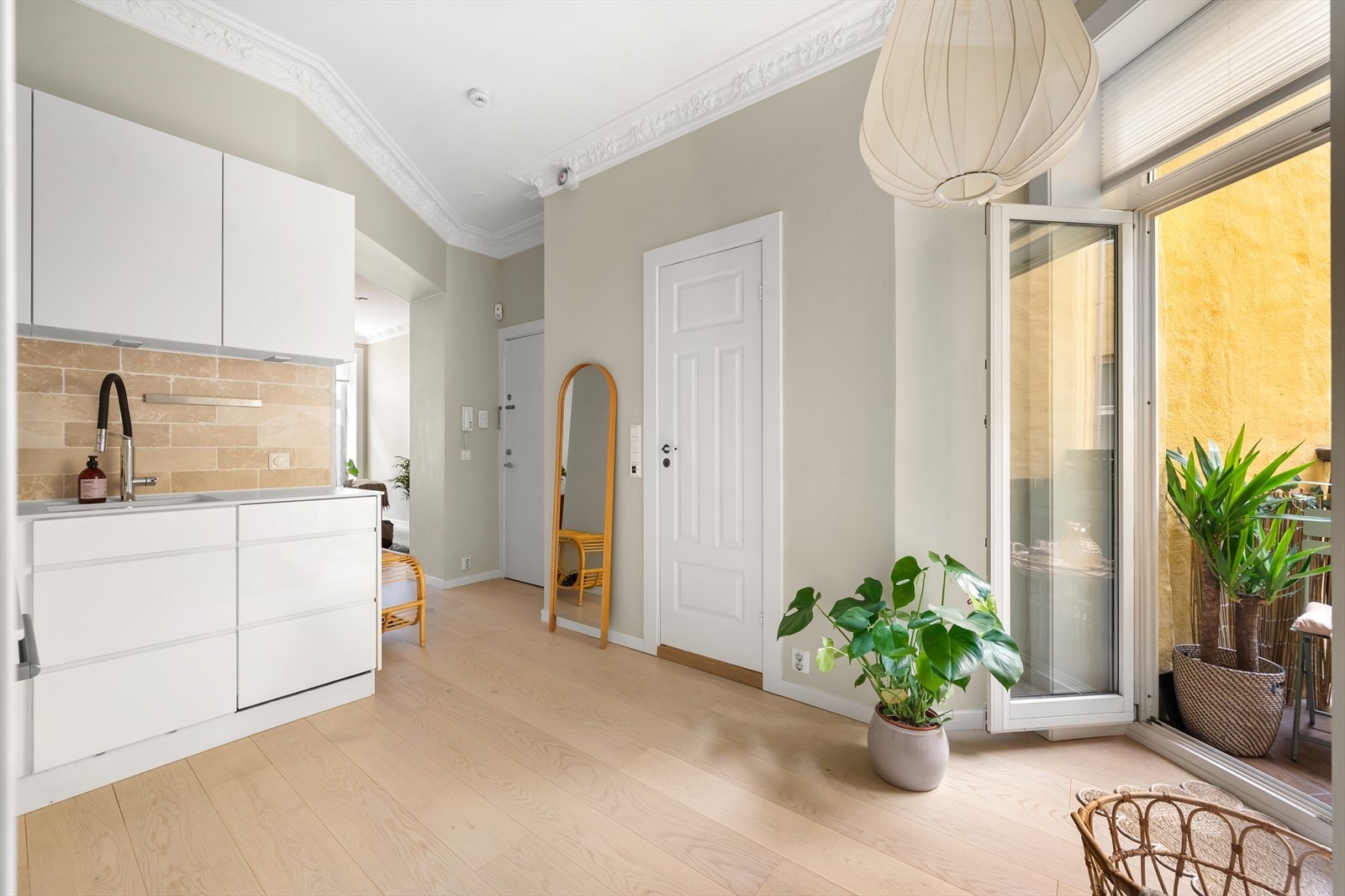 Fra kjøkkenet er det adkomst til badet. Galleribilde