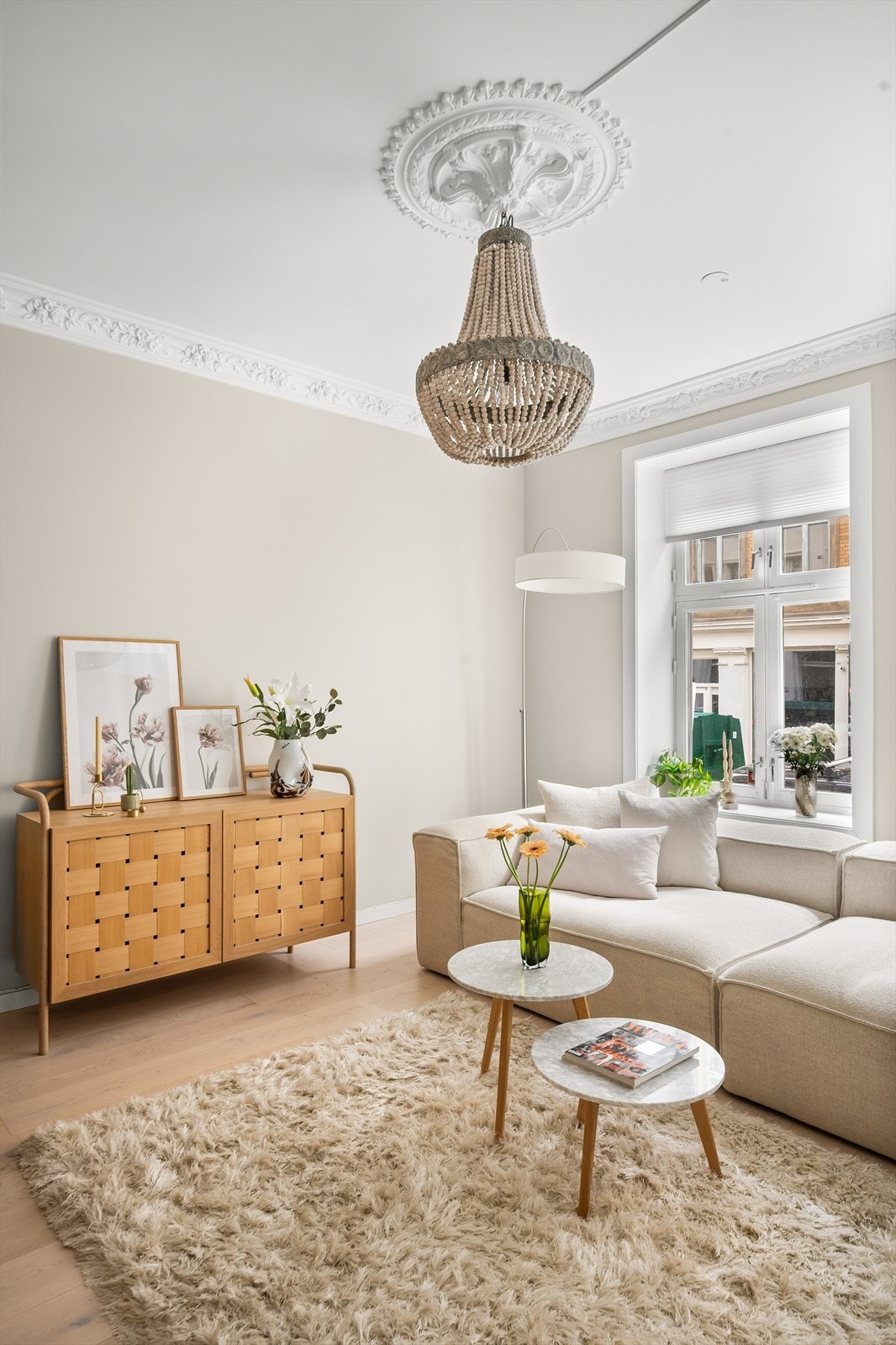 Store vindusflater og generøs himlingshøyde gir en god romfølelse. Galleribilde