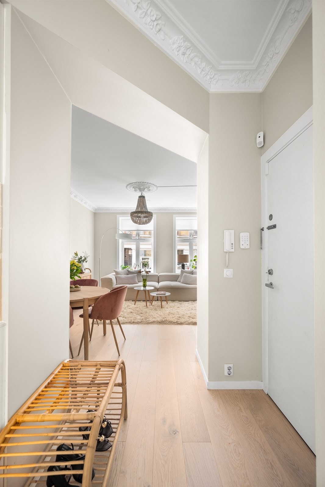 Hyggelig inngangsparti med plass til oppbevaring av sko og jakker. Galleribilde