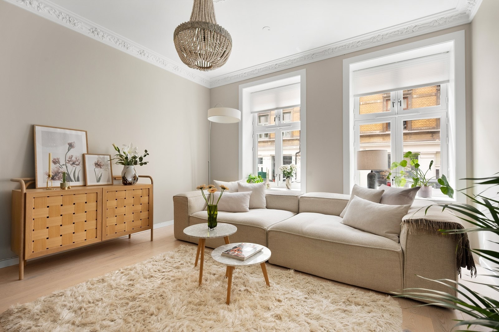 Leiligheten ligger i en høy 1. etasje i 1890-gård med egen inngang. Galleribilde