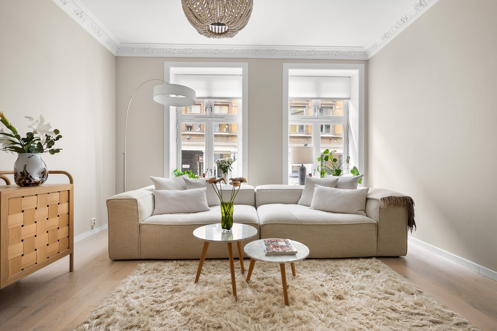 Lys og hyggelig stue med god plass til sofagruppe med tilhørende stuebord og tv-møblement. Galleribilde