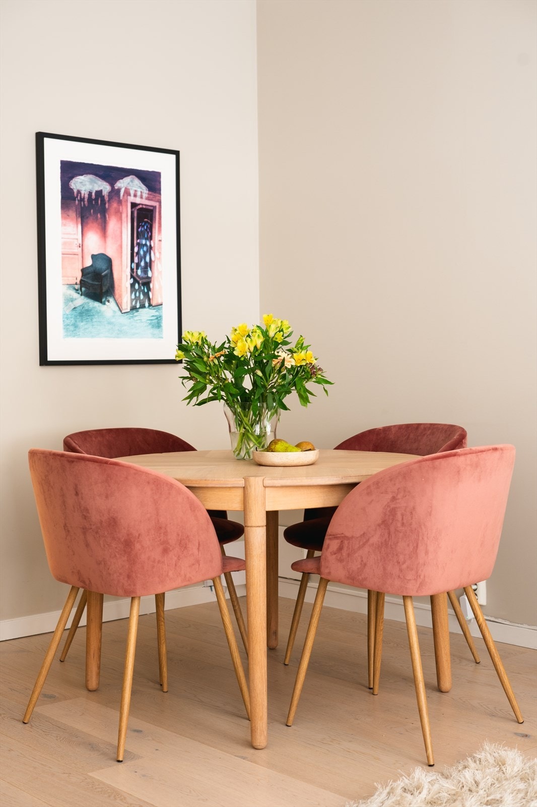 Videre er det plass til spisebord. Galleribilde