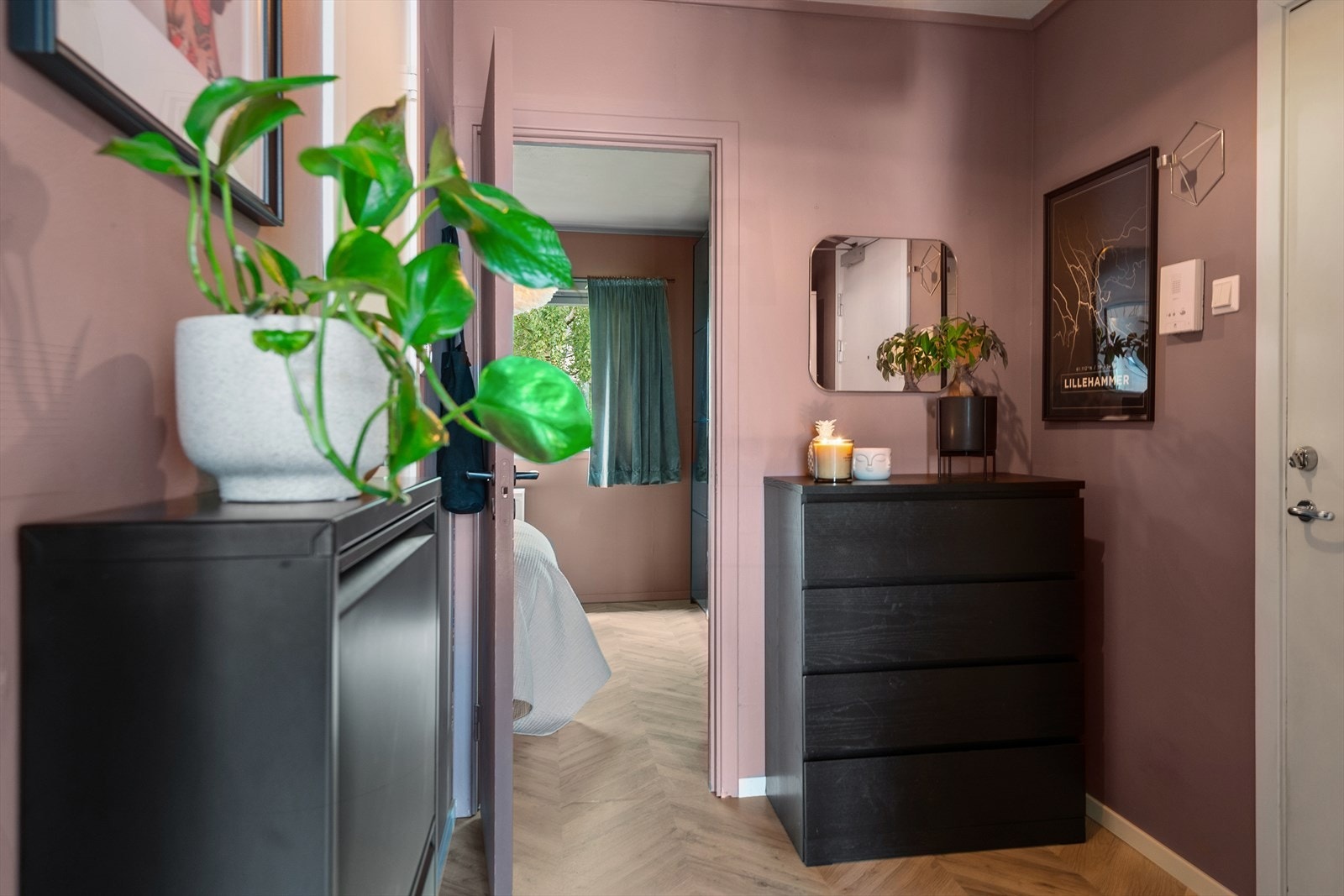 Gang med plass for skoskap, kommode og garderobeskap. Galleribilde