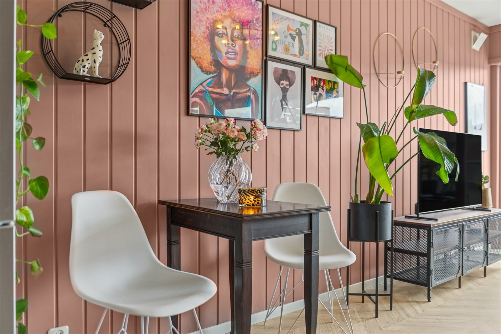 Spiseplassen får en naturlig plassering i rommet med god tilgang fra kjøkkenet. Galleribilde