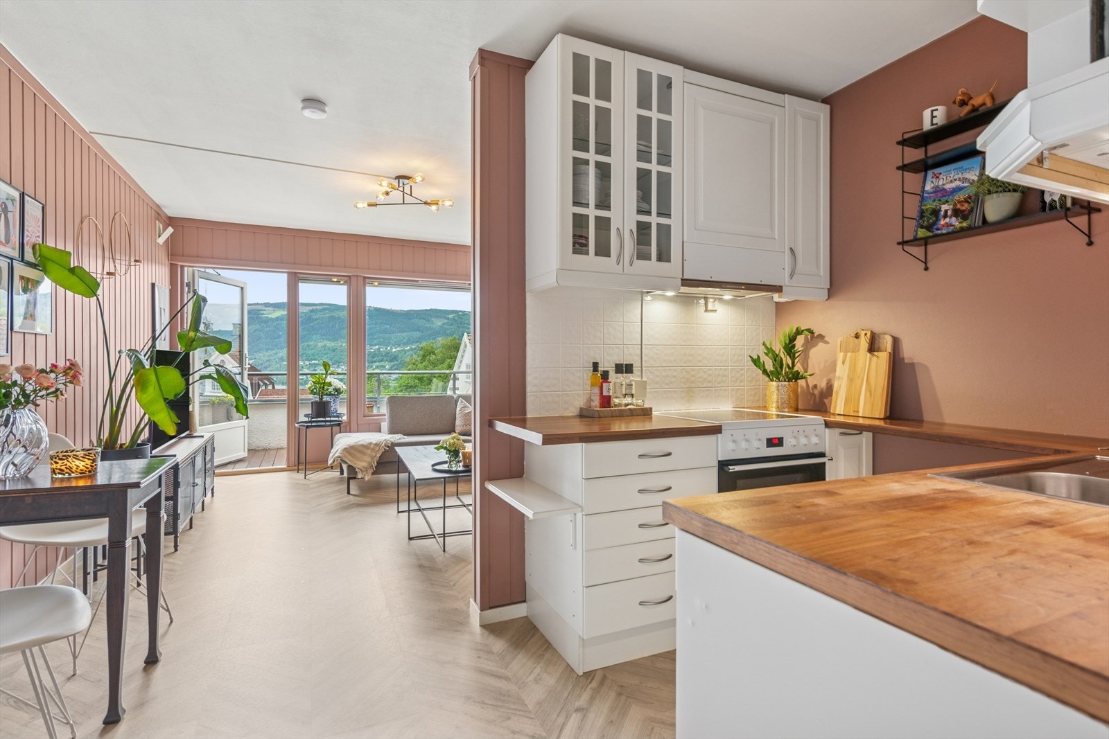 Kjøkken mot spiseplass og stue. Galleribilde