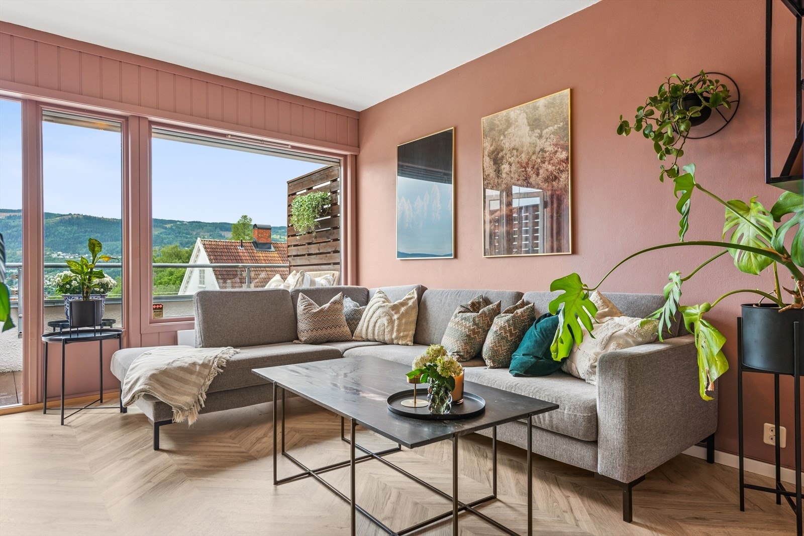 Godt lysinnslipp og fint utsyn fra sofakroken. Galleribilde