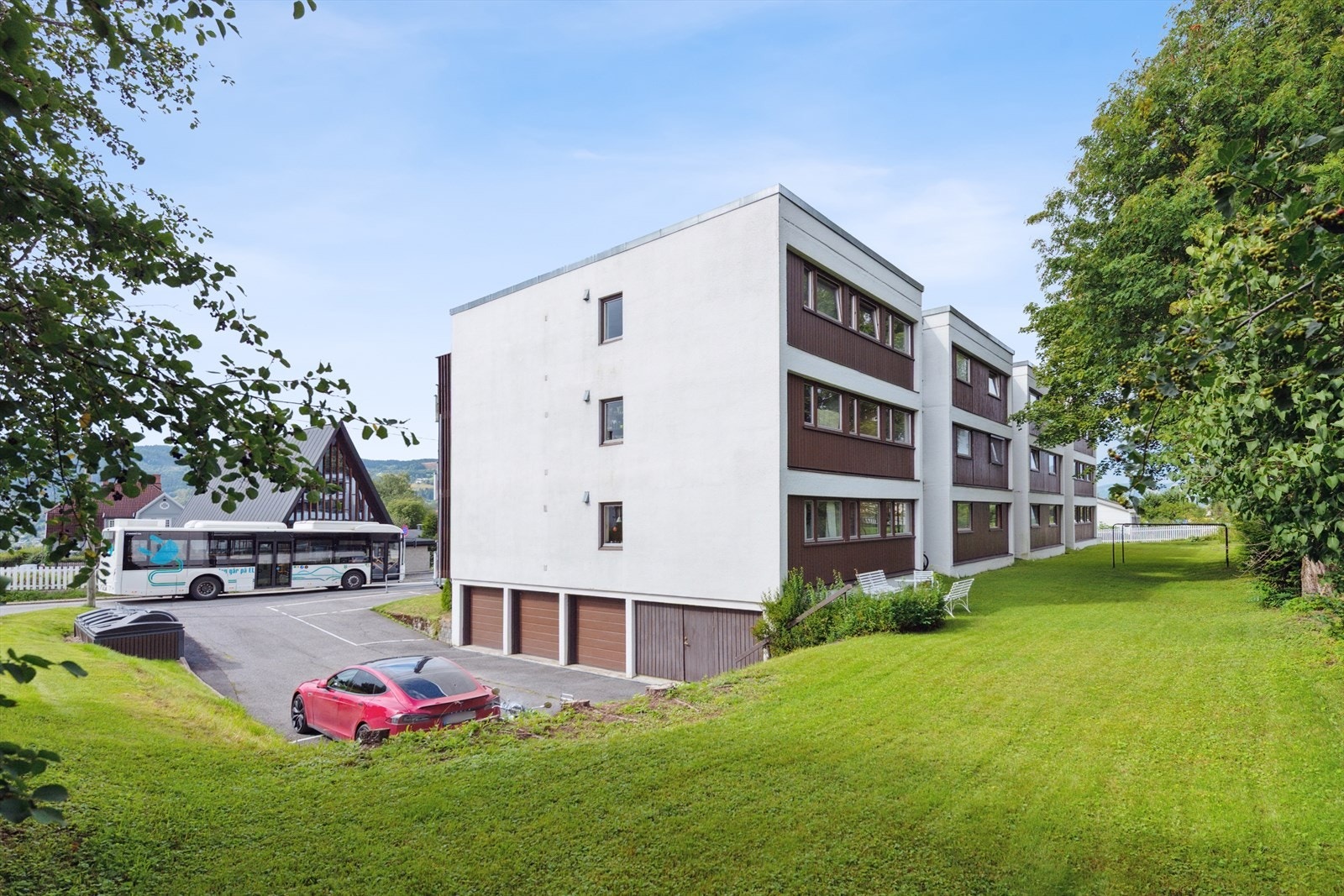 Felles eiet tomt som er pent opparbeidet med plenarealer, hekk og busker. Galleribilde