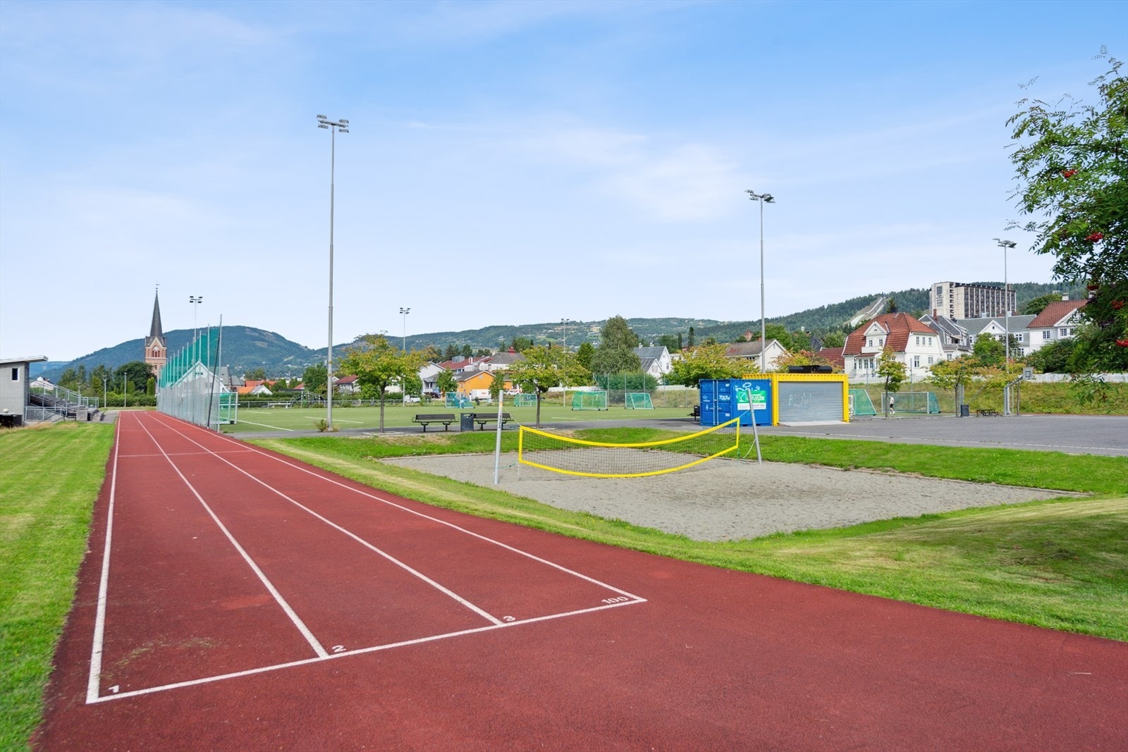 Det er kort gangvei til Sportsplassen som har både kunstgressbane, sandvolleyballbane, basketbane, skatepark, lekeplass og løpebane. Galleribilde