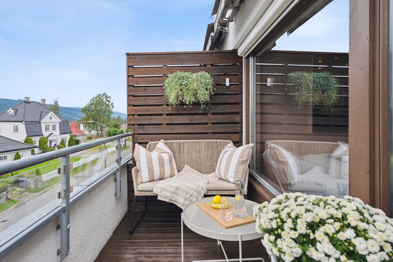 Veranda måler 6 m2 og har levegg på begge sider som skjermer for innsyn. Galleribilde