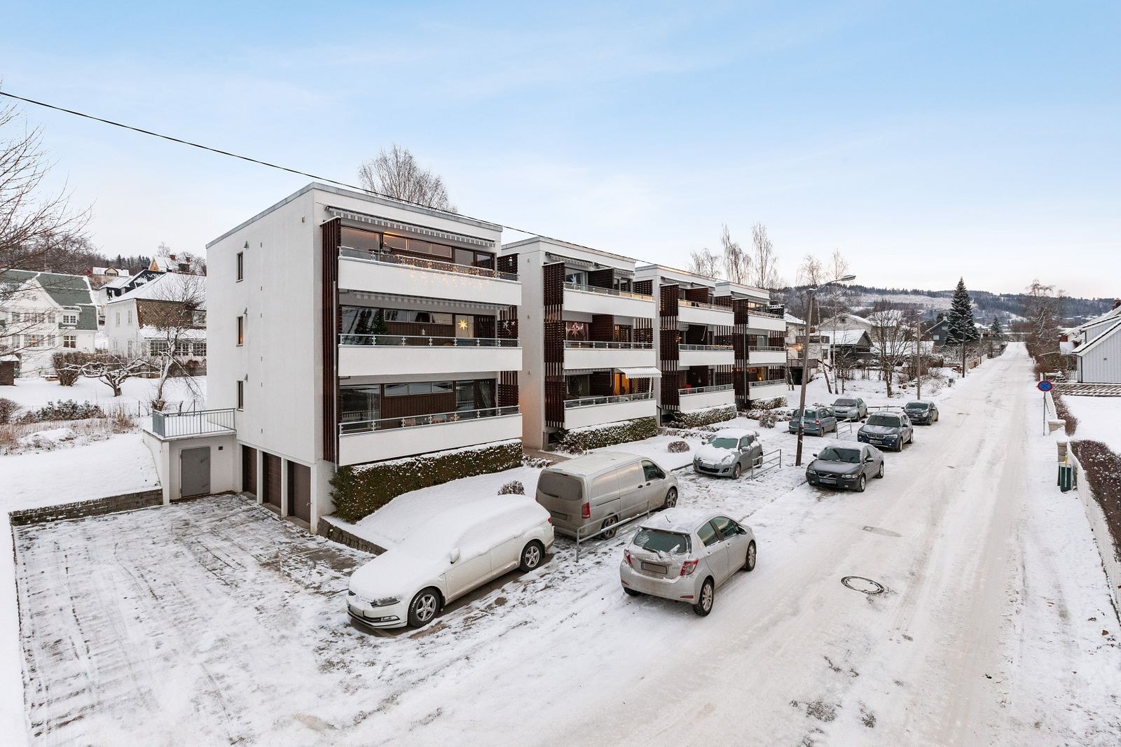 Her vil du bo meget sentralt med gangavstand til barnehage, aktivitetstilbud, dagligvarebutikker og den populære gågata. Galleribilde