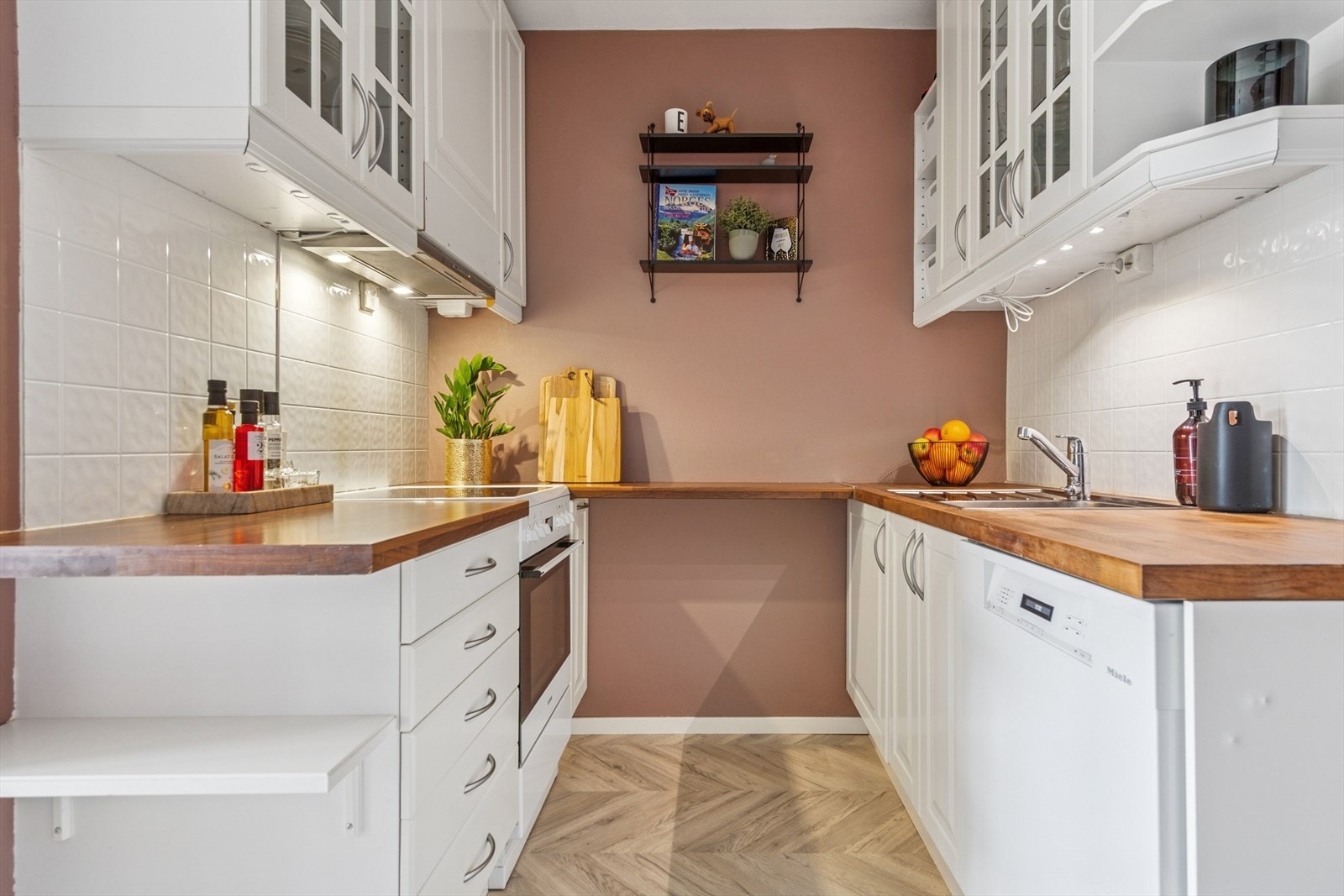 Godt med benkeplass og innredning på 2-sider av rommet. Galleribilde