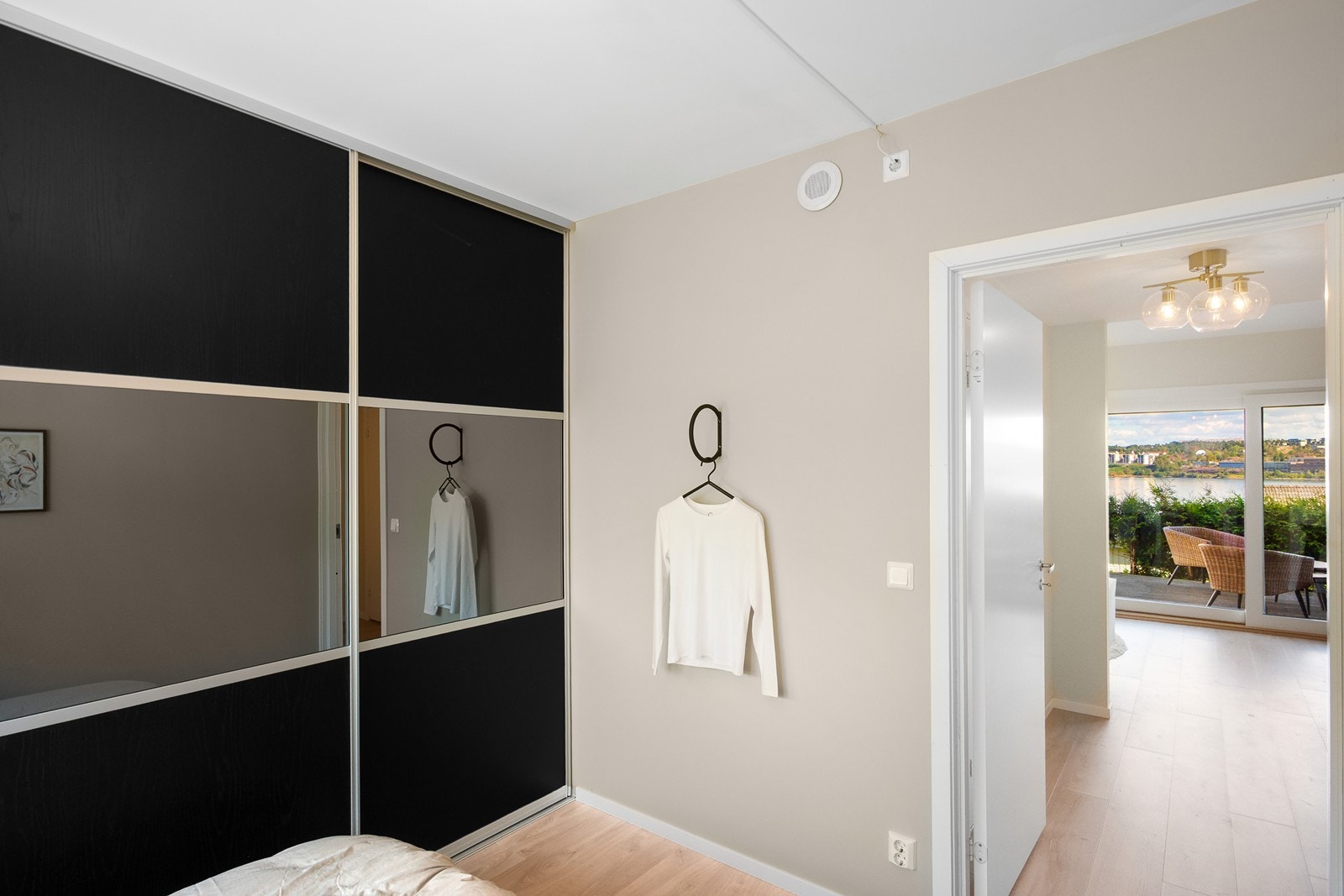 Stor skyvedørsgarderobe med speilfronter og mørke overflater gir gode oppbevaringsmuligheter. Galleribilde