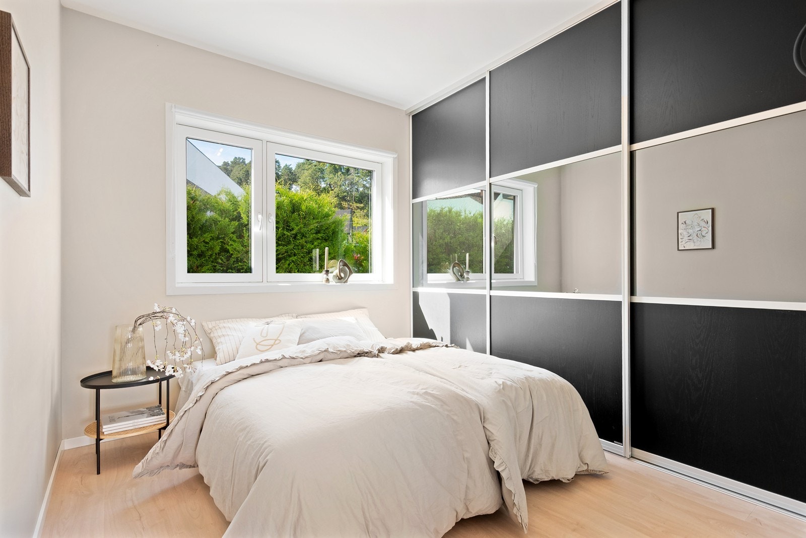 Soverommet er romslig, med lyse overflater og et stort vestvendt vindu. Galleribilde