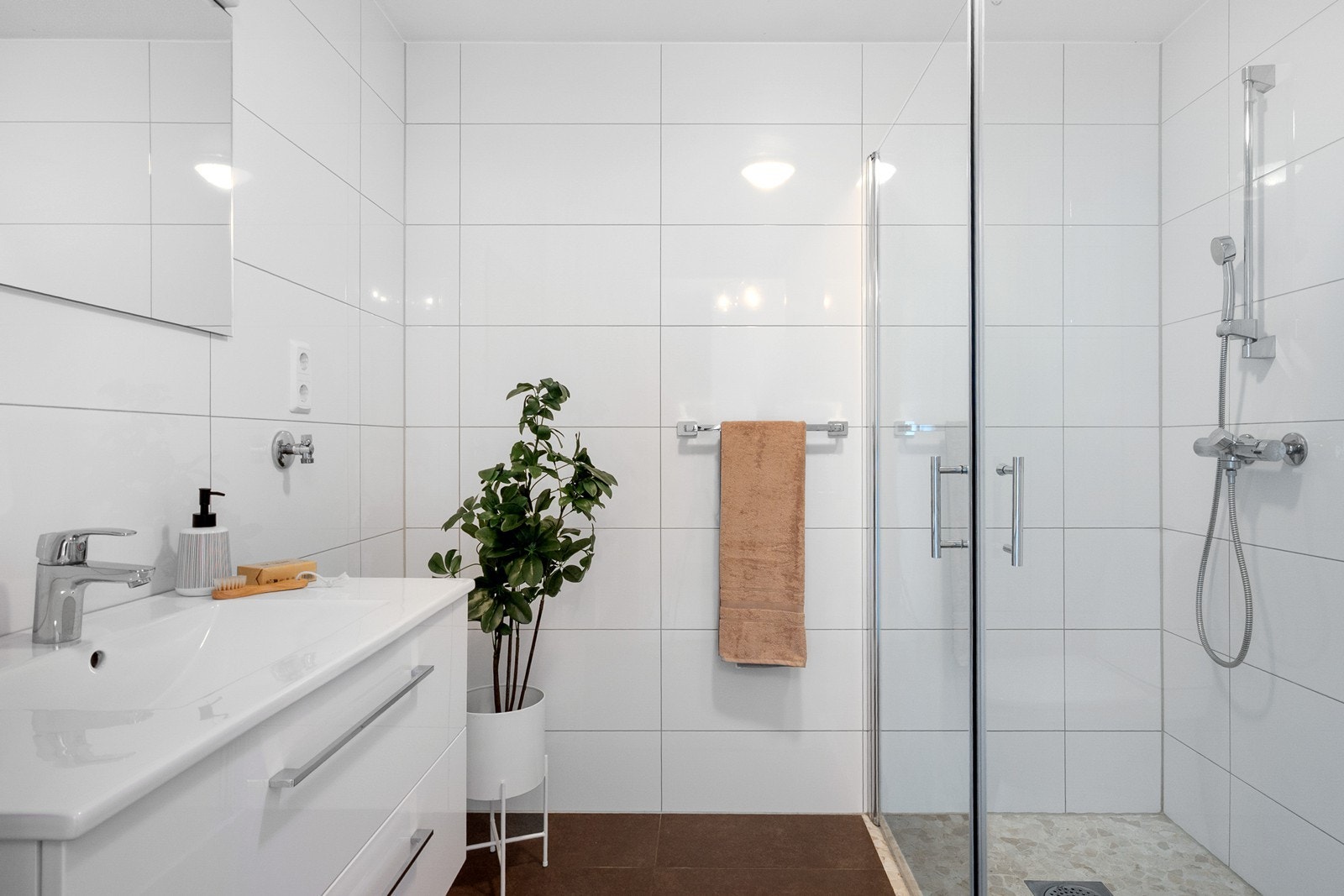 Videre består innredningen av toalett, røropplegg for vaskemaskin, skuffeinnredning med nedfelt servant og speil. Galleribilde