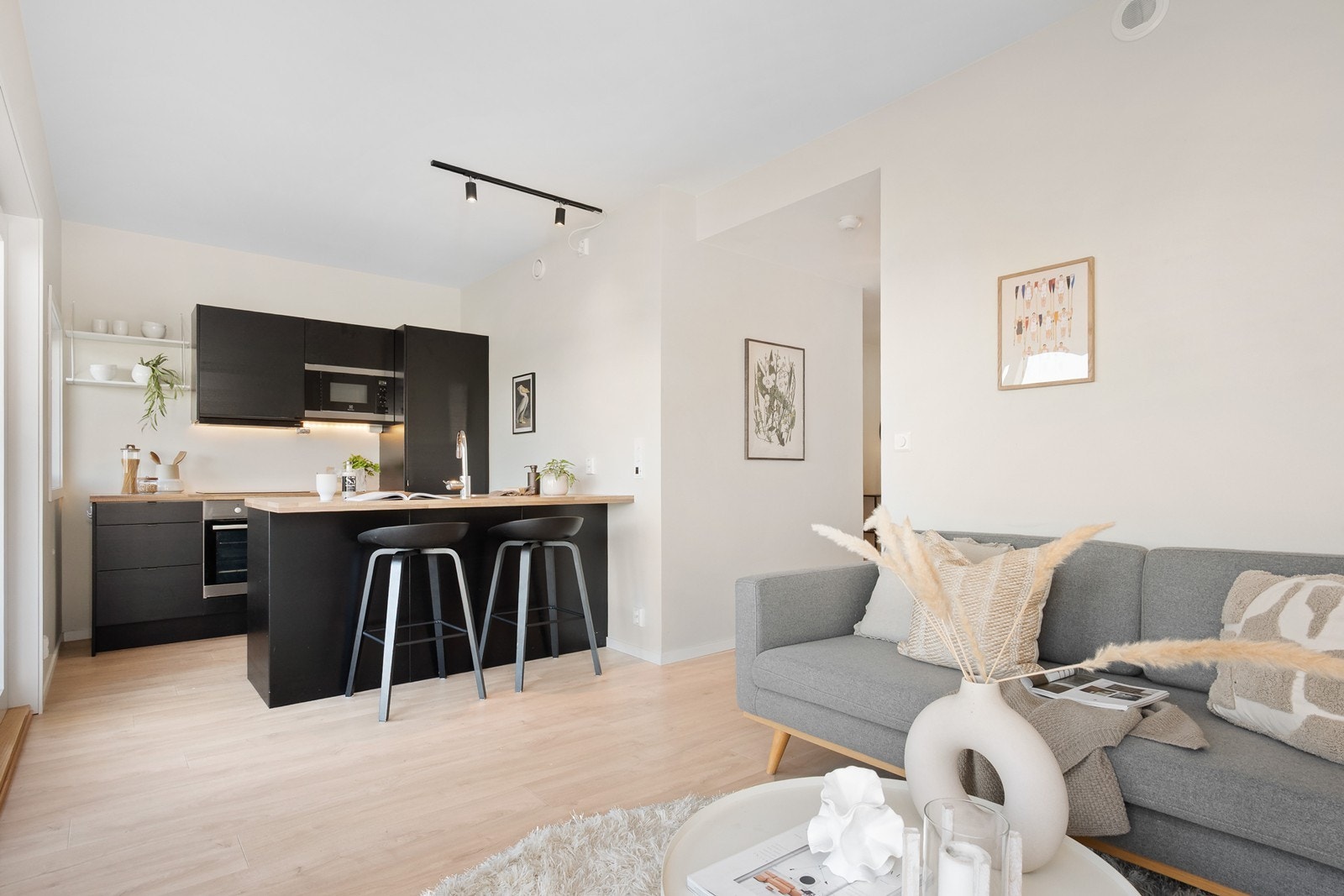 Ved kjøkkenøyen er det en hyggelig spiseplass med plass til barstoler. Galleribilde