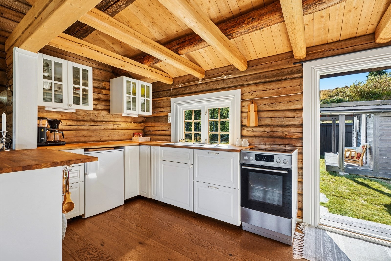 Det er ikke innlagt vann i hytten, men det er etablert borehull med inntak plassert i anneks/bad. Galleribilde