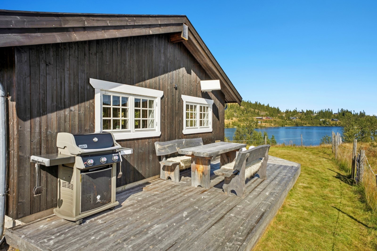 Hytten befinner seg i enden av en blindvei som resulterer i ingen støv, støy eller gjennomstrafikk, sol fra morgen til kveld, tur/skiløyper like utenfor hyttedøren, samt et rikt dyreliv. Galleribilde