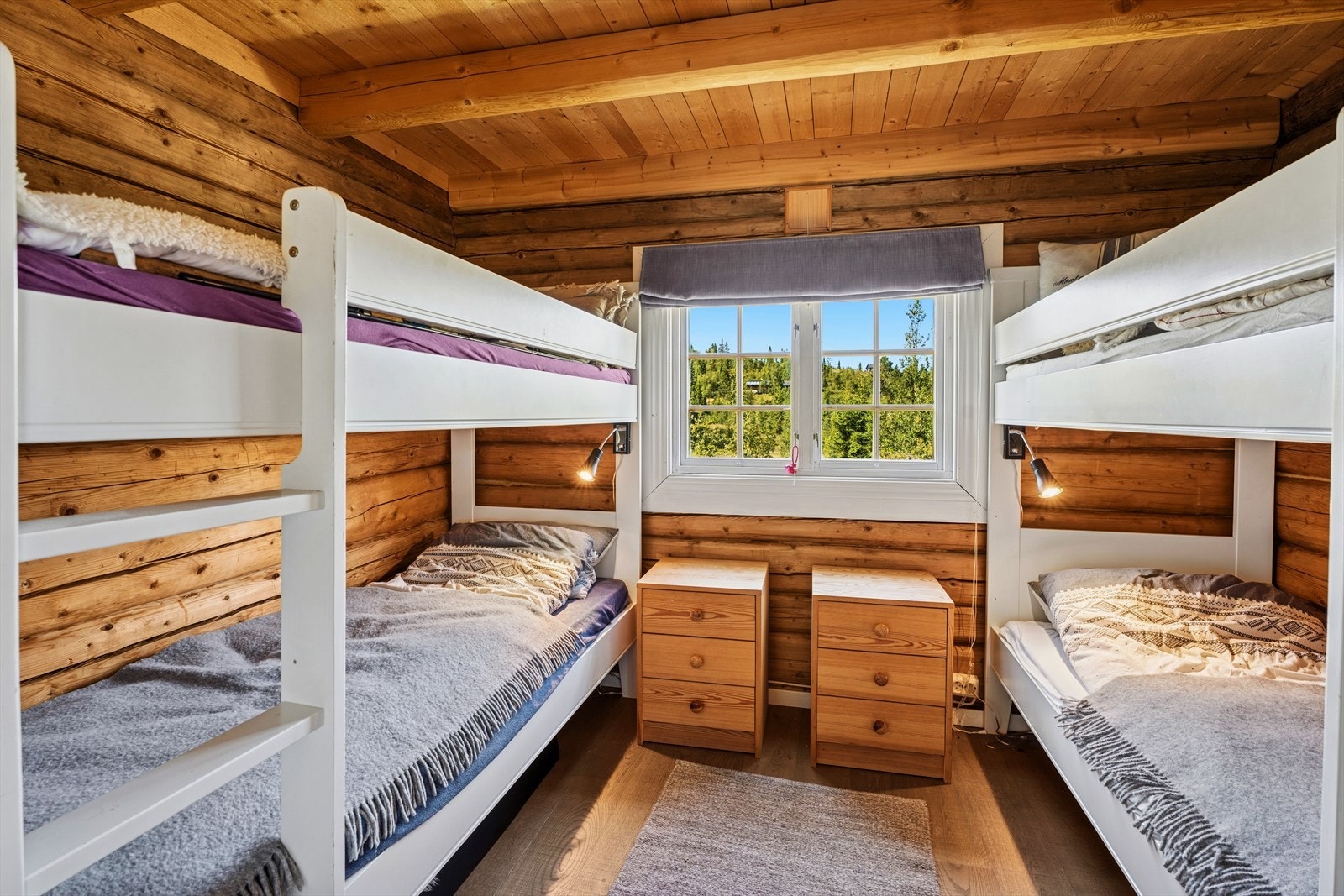 Ett av soverommene har 2 køyesenger, noe som utnytter plassen godt og gir flere sengeplasser, mens det andre har vært møblert med dobbeltseng. Galleribilde