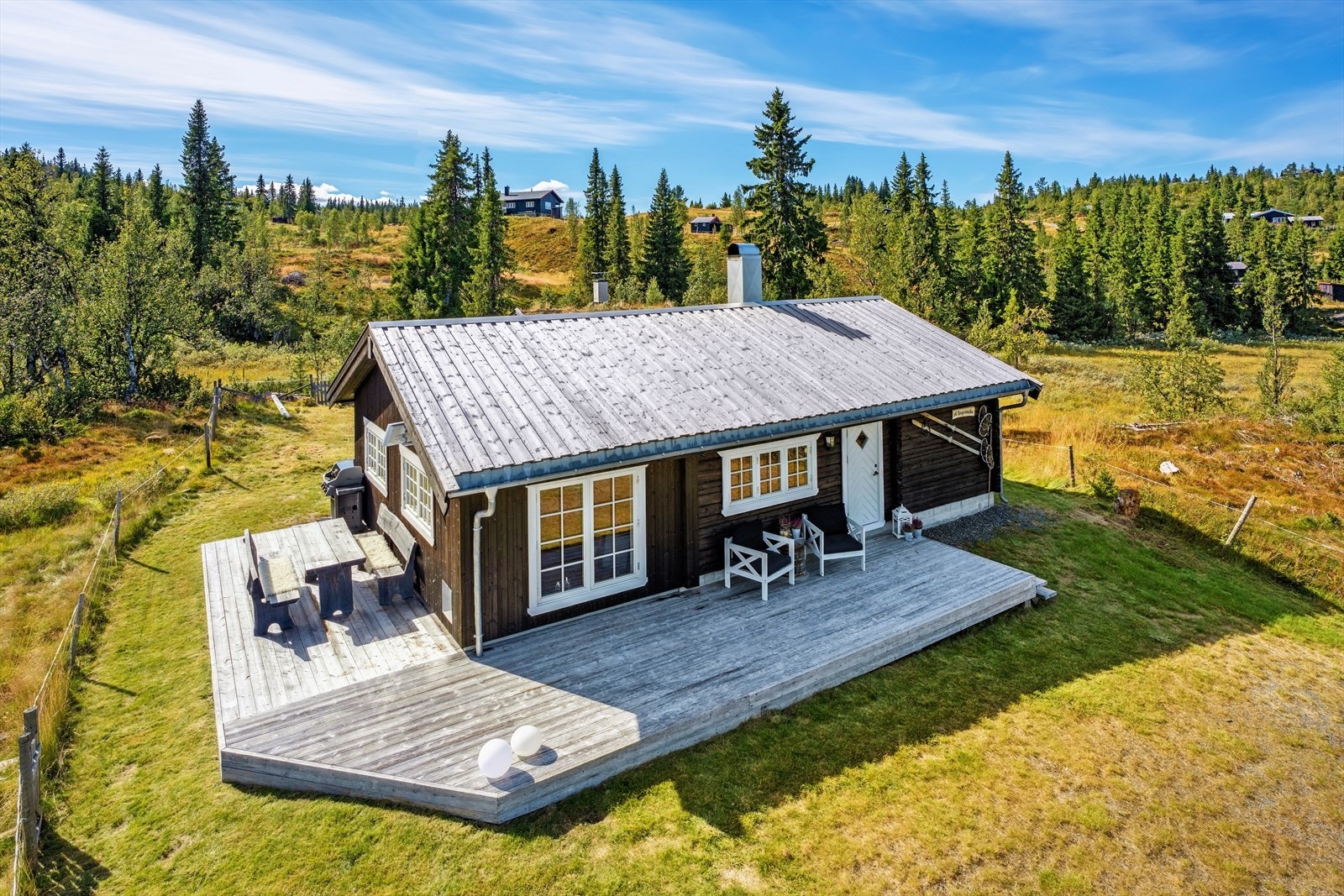 Gjerdet som vises på bildene er endret etter at fotografen tok bildene. Det er flyttet og justert slik at gjerdet følger den faktiske tomtegrensen. Dette innebærer blant annet at gjerdet går nesten helt inntil terrassen på dette bildet. Galleribilde