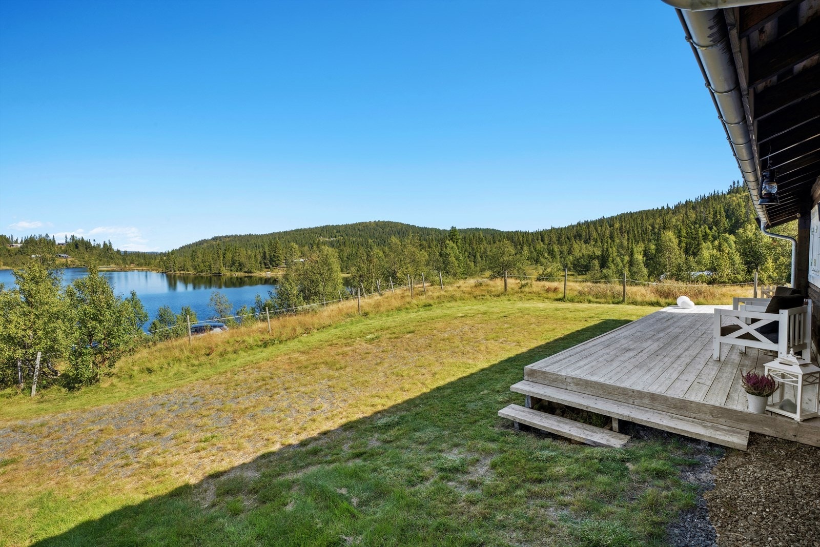 Terrassen strekker seg fra inngangspartiet til sørøst-siden av hytten. Galleribilde