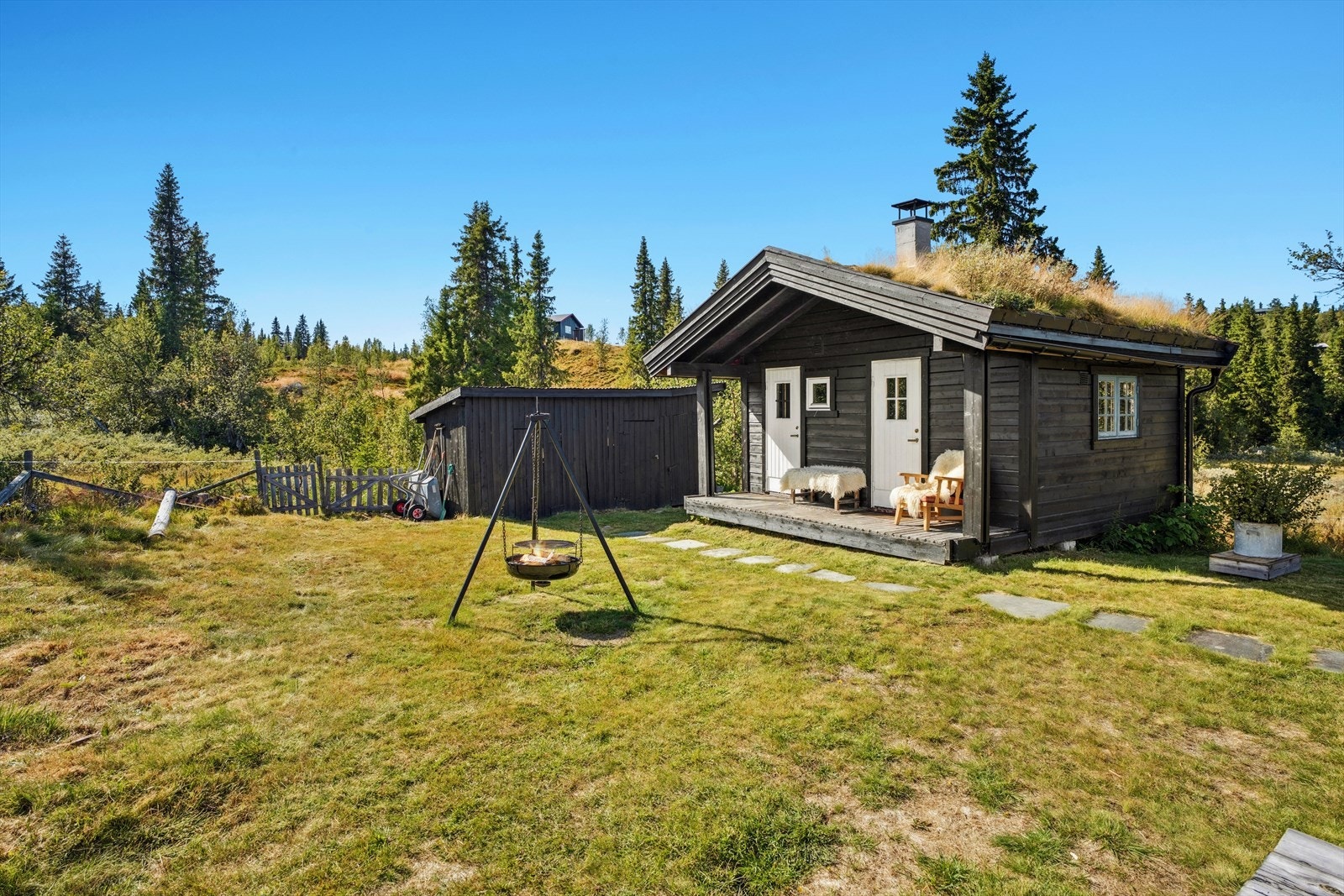 Anneks/bad byr på et godt oppholdsrom med mulighet for plass til enda flere overnattingsgjester, og her er det god plass til familiekøyeløsning. Galleribilde