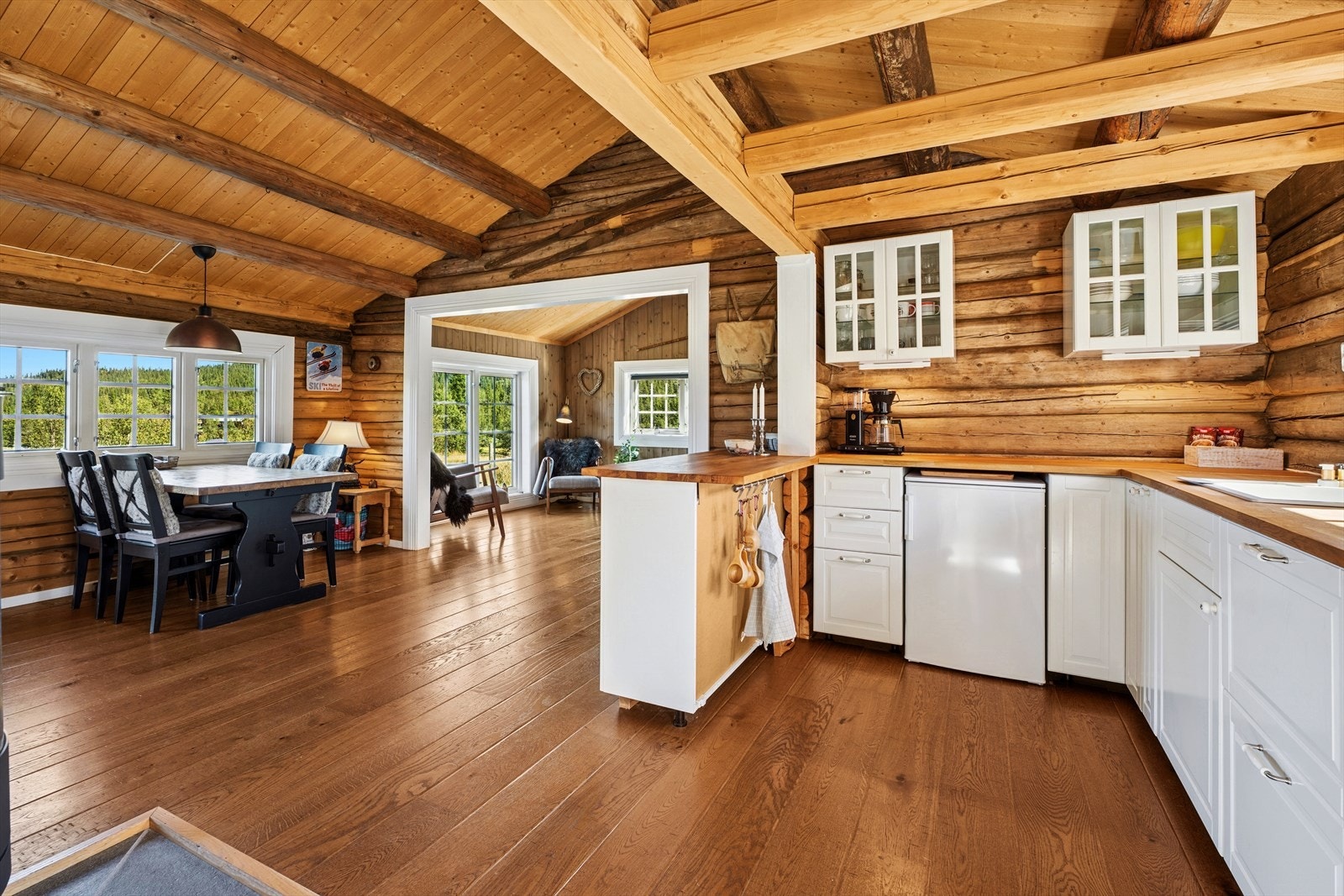 Benkeplate og kjøkkeninnredningen står utformet i hestesko-formasjon med nedsenket utslagsvask og avsatt plass til komfyr og mindre kjøleskap. Galleribilde