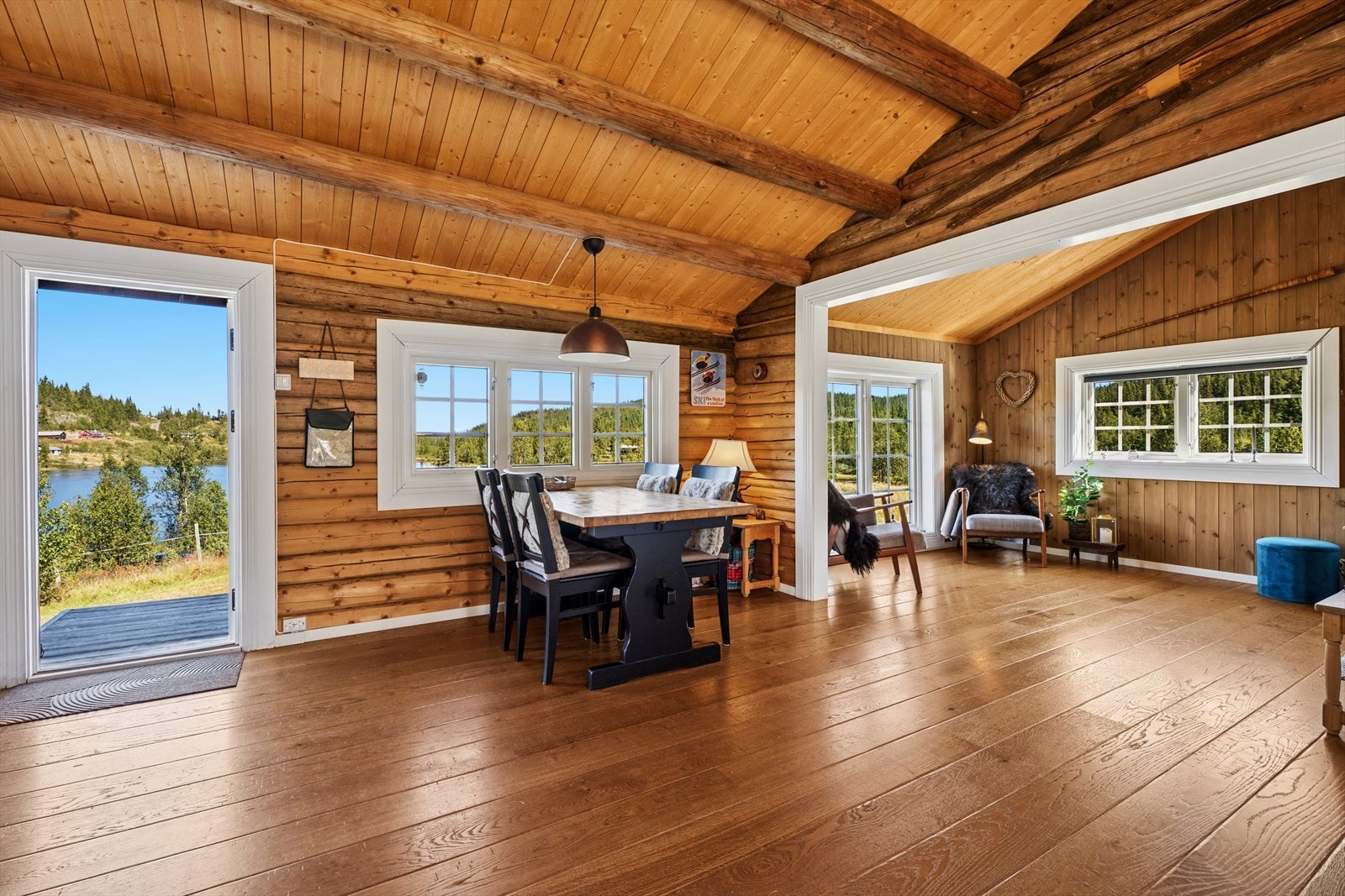 Det perfekte rommet for familie og gjester er den romslige spisestuen med gode muligheter for å møblere etter eget ønske. Galleribilde