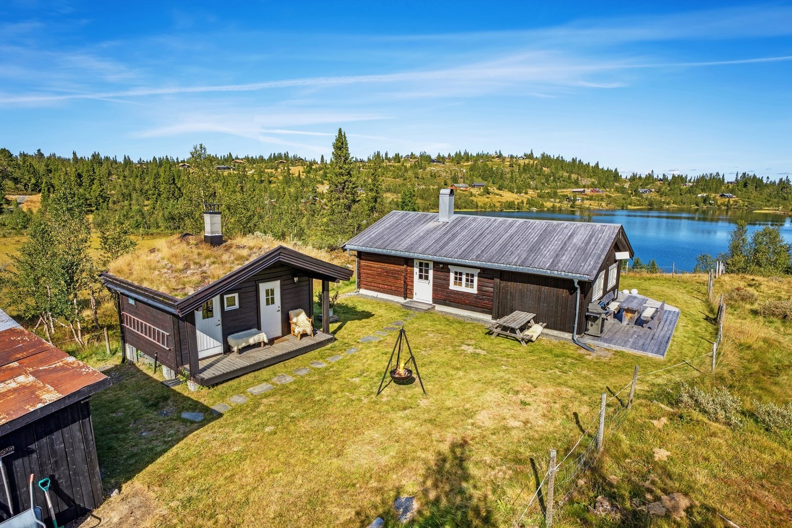 Velkommen til Liaåsvegen 666 - som ligger ca. 890 moh, åpent, solvent og fint til med utsikt utover Sørheimstølstjernet. Galleribilde
