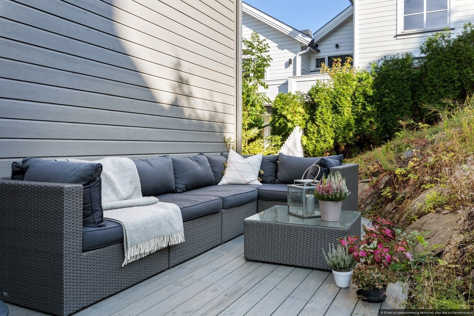 På baksiden av huset er det enkel tilgang til felles terrasse. Galleribilde