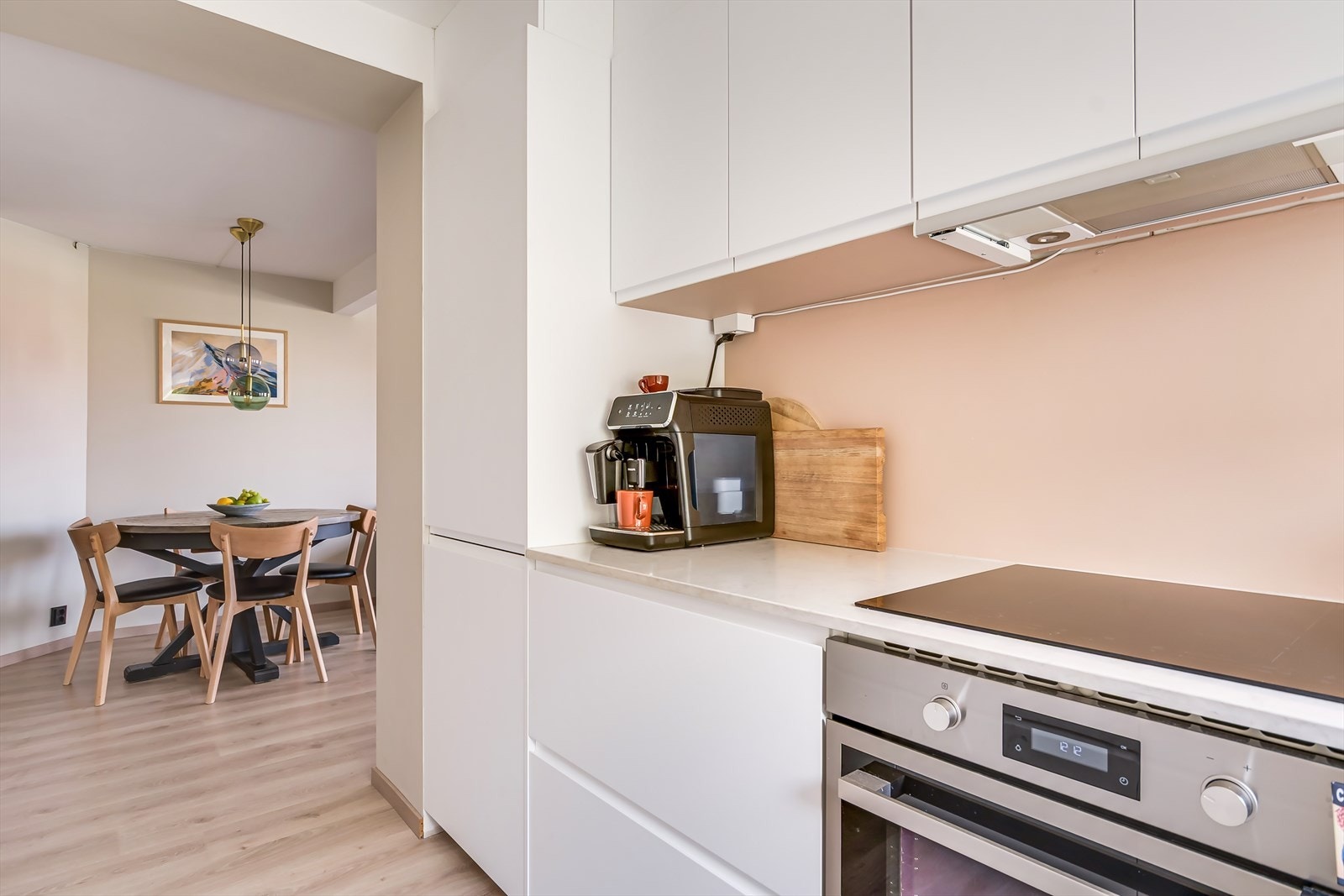 Kjøkkenet er delvis åpent mot stuen Galleribilde