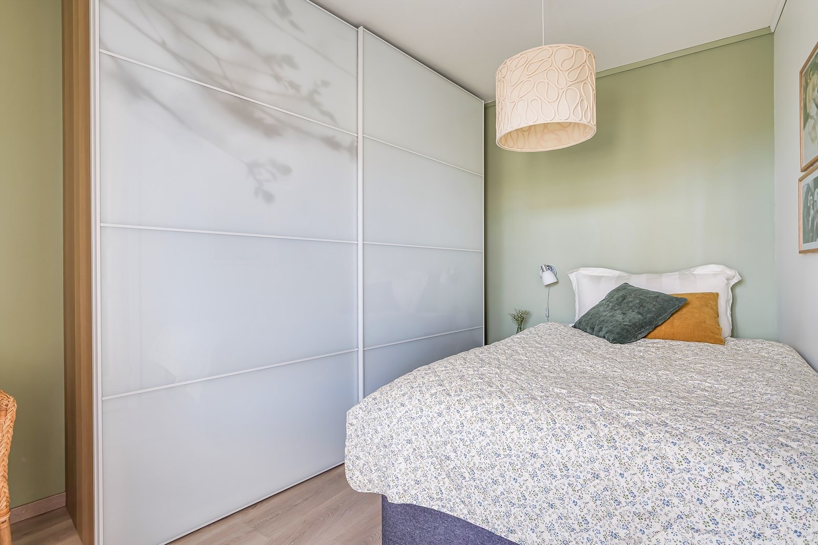 Soverom nummer to har plassbygd garderobeskap med rikelig oppbevaring. Galleribilde