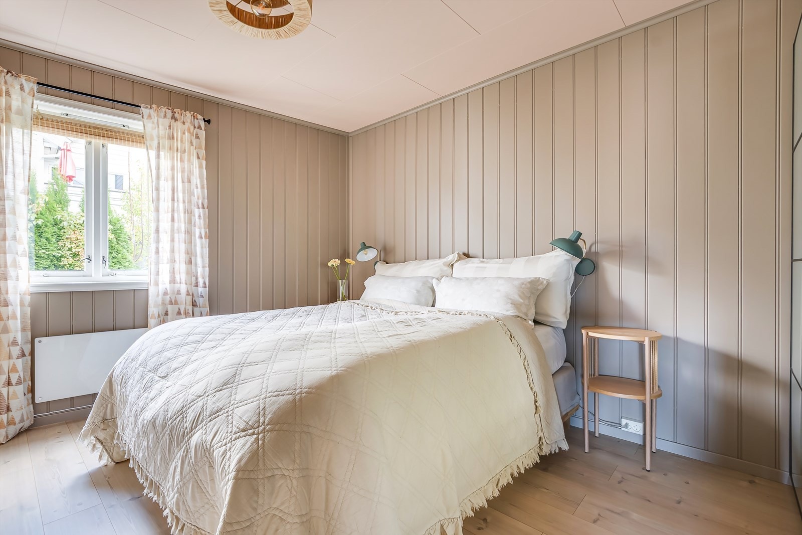 Romslig hovedsoverom med plass til stor dobbeltseng. Soverommet vender mot stille uteområde. Galleribilde