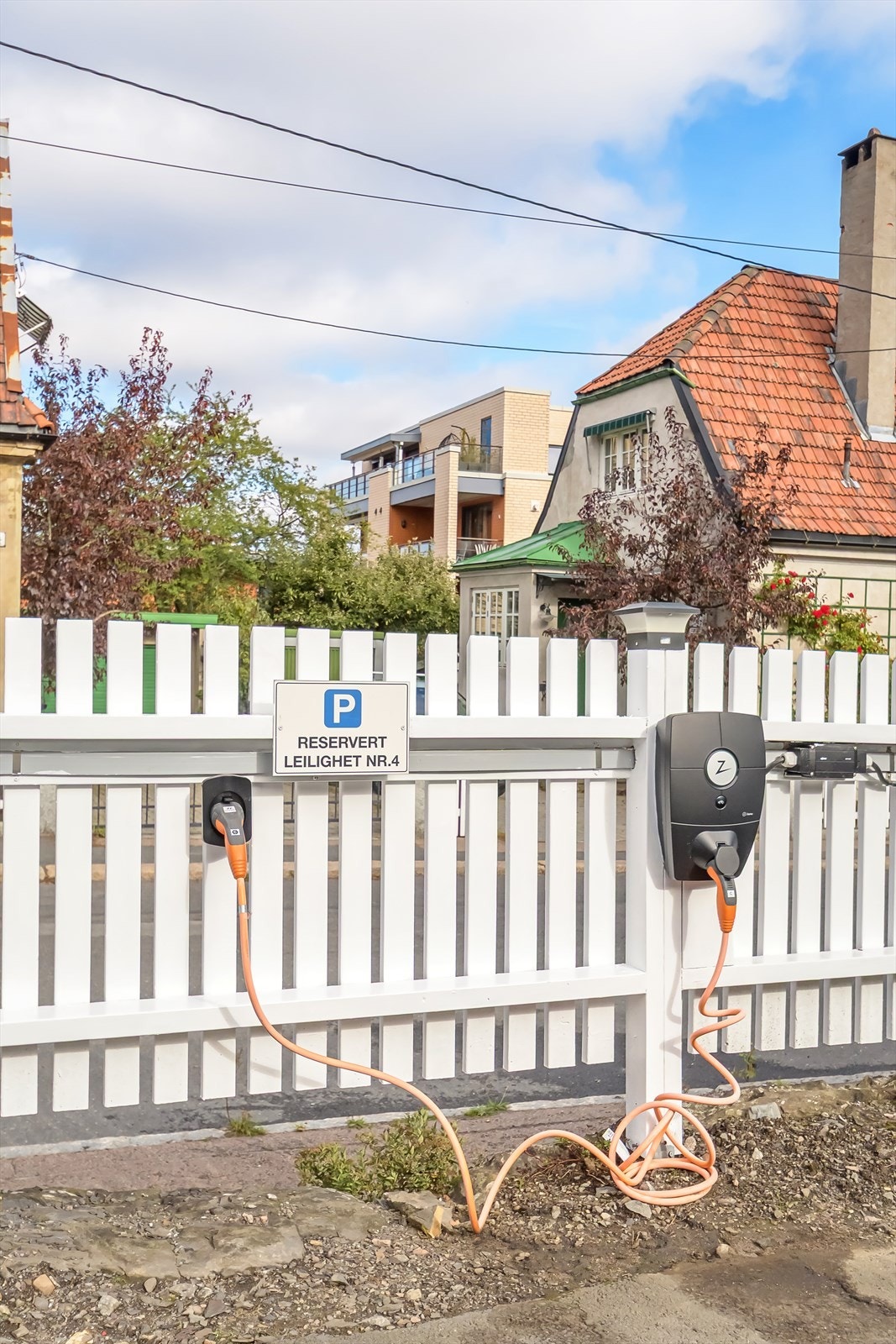 Parkeringsplassen har egen el-billader. Galleribilde