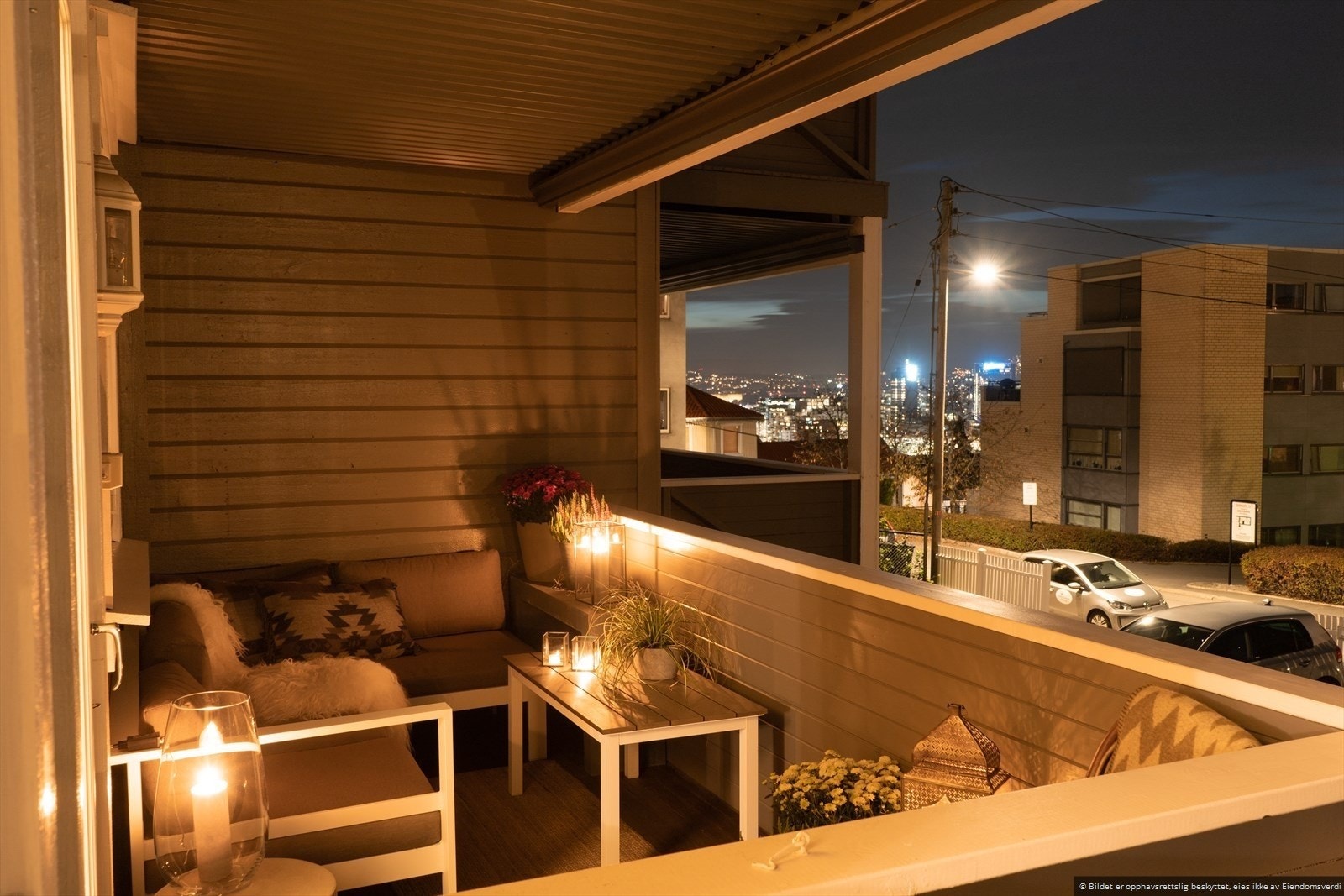 Terrassen fungerer som en utvidelse av stuen i sommerhalvåret. Galleribilde