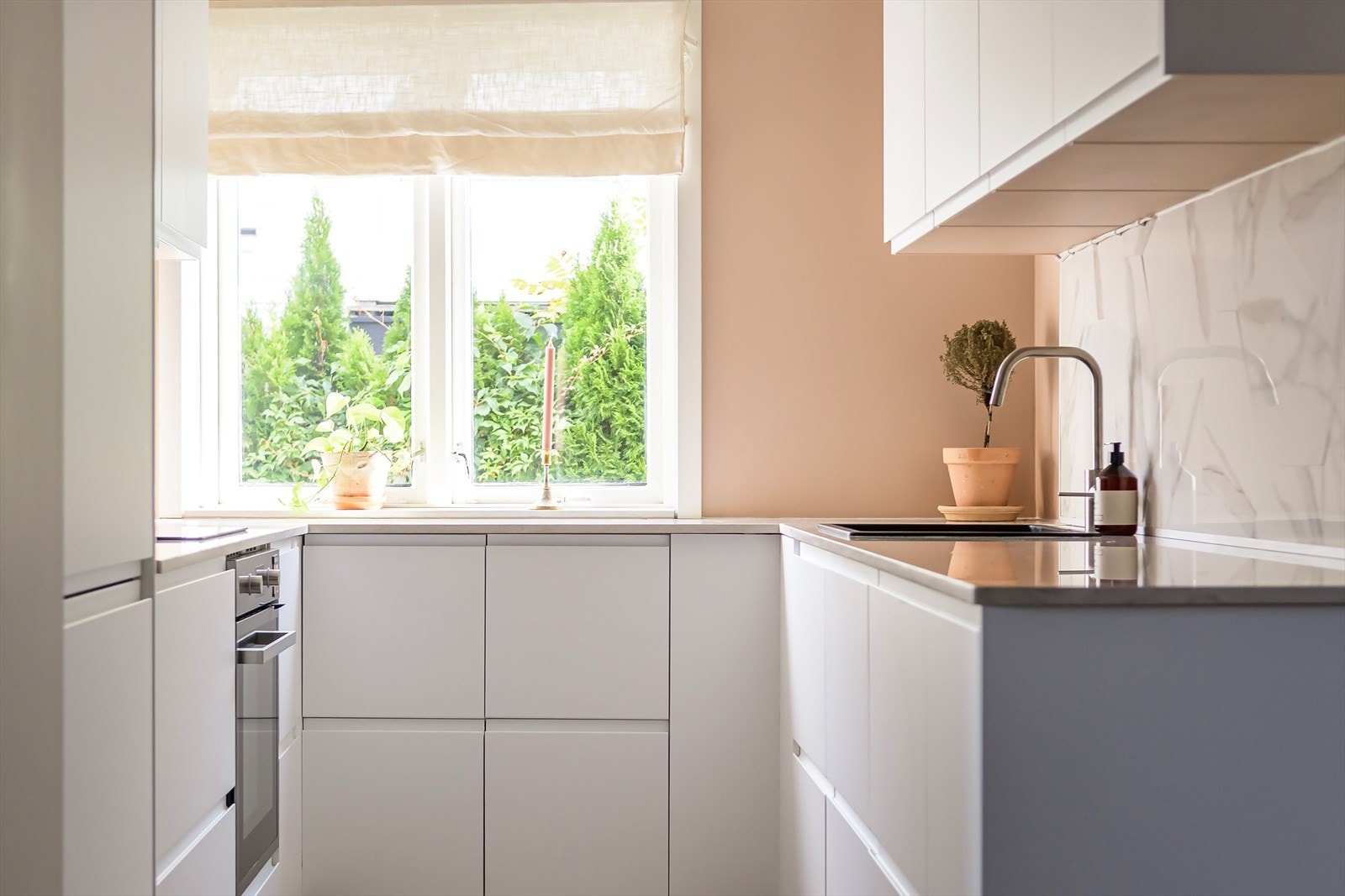 Kjøkkenet har rikelig med skap -og benkeplass og har hyggelig utsyn mot sameiets fellesarealer. Galleribilde